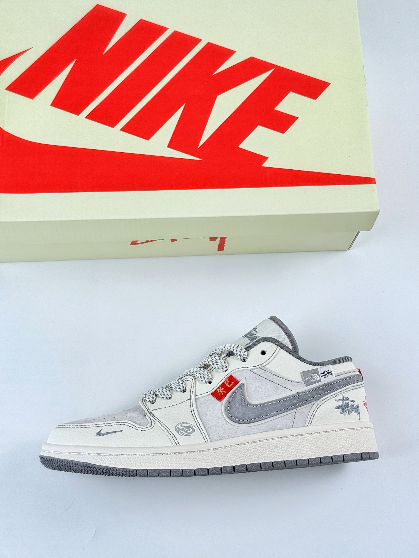 Air Jordan 1 Retro Low x Stussy 蛇年限定 白灰小钩满天星 YX5066-315