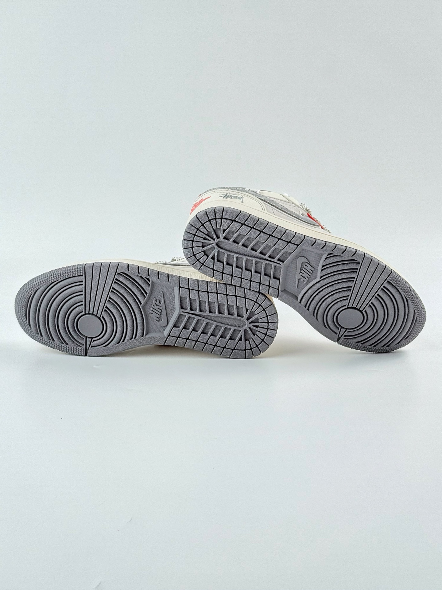 Air Jordan 1 Retro Low x Stussy 蛇年限定 白灰小钩满天星 YX5066-315