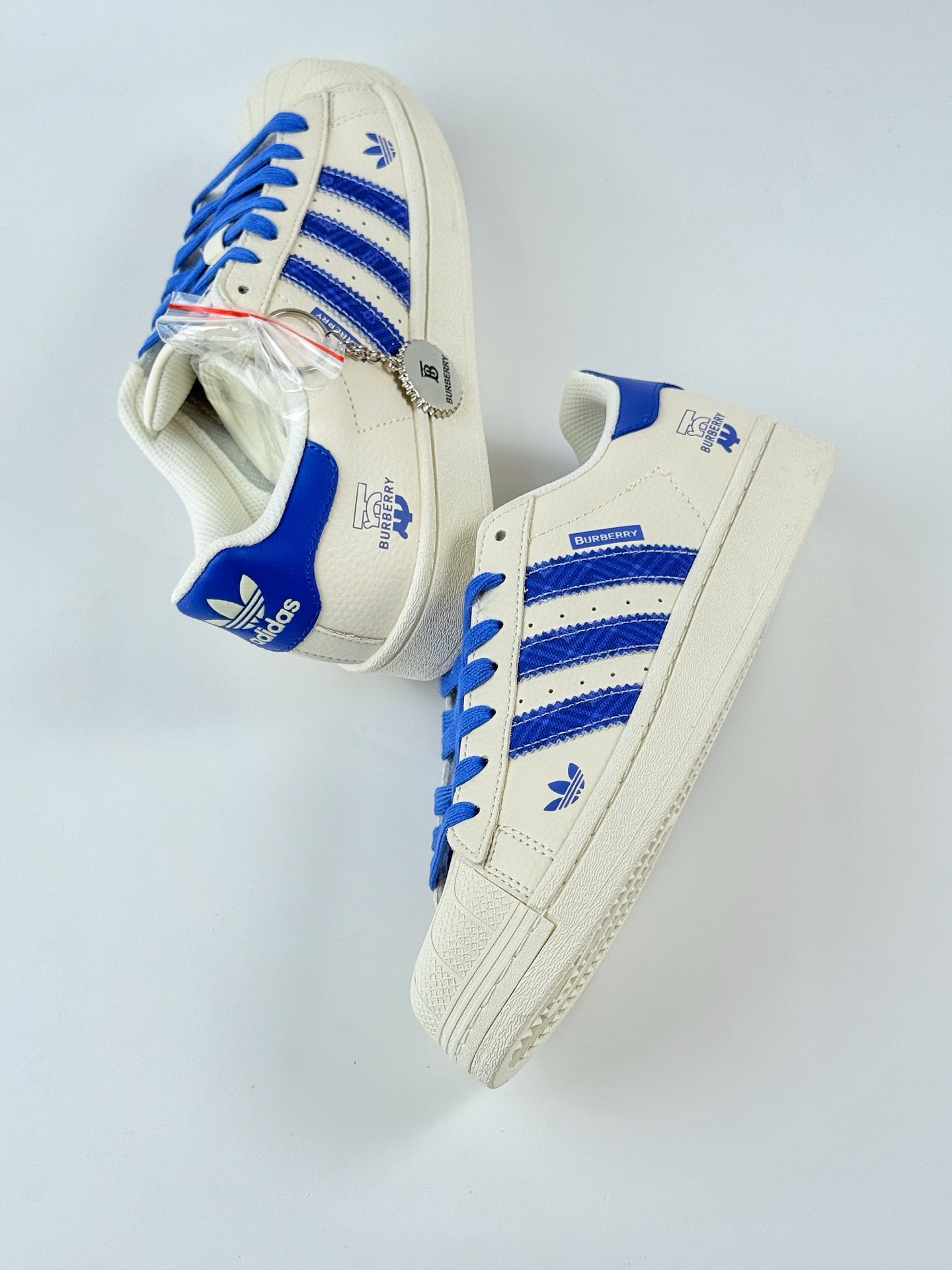 AD Originals Superstar x Burbrry 白蓝 采用全新头层拼接皮革材质 AD0002