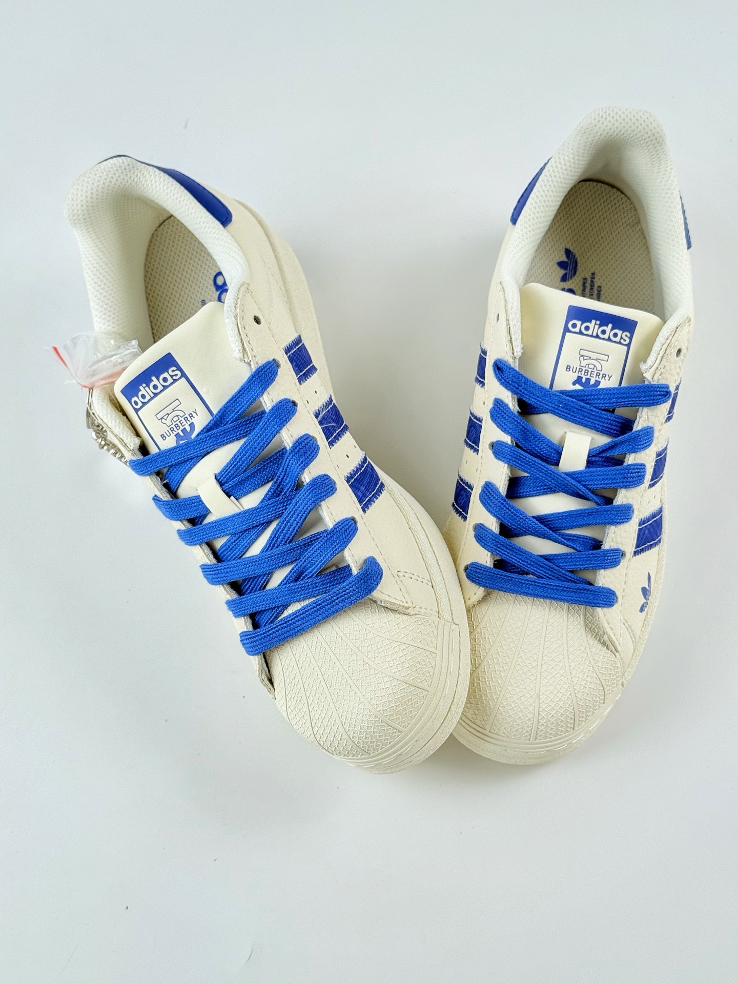 AD Originals Superstar x Burbrry 白蓝 采用全新头层拼接皮革材质 AD0002