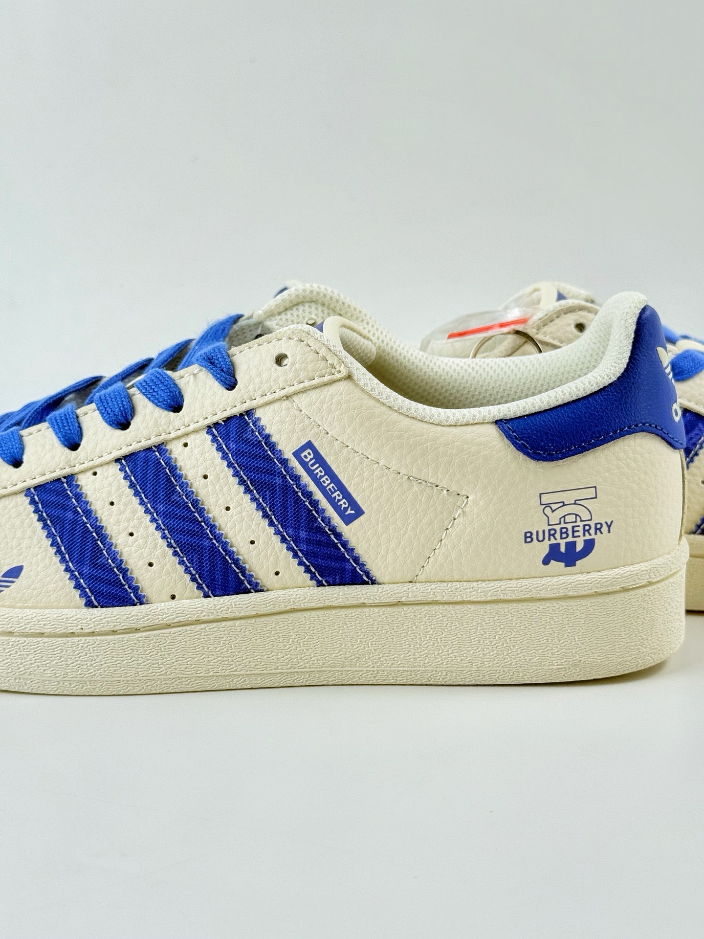 AD Originals Superstar x Burbrry 白蓝 采用全新头层拼接皮革材质 AD0002