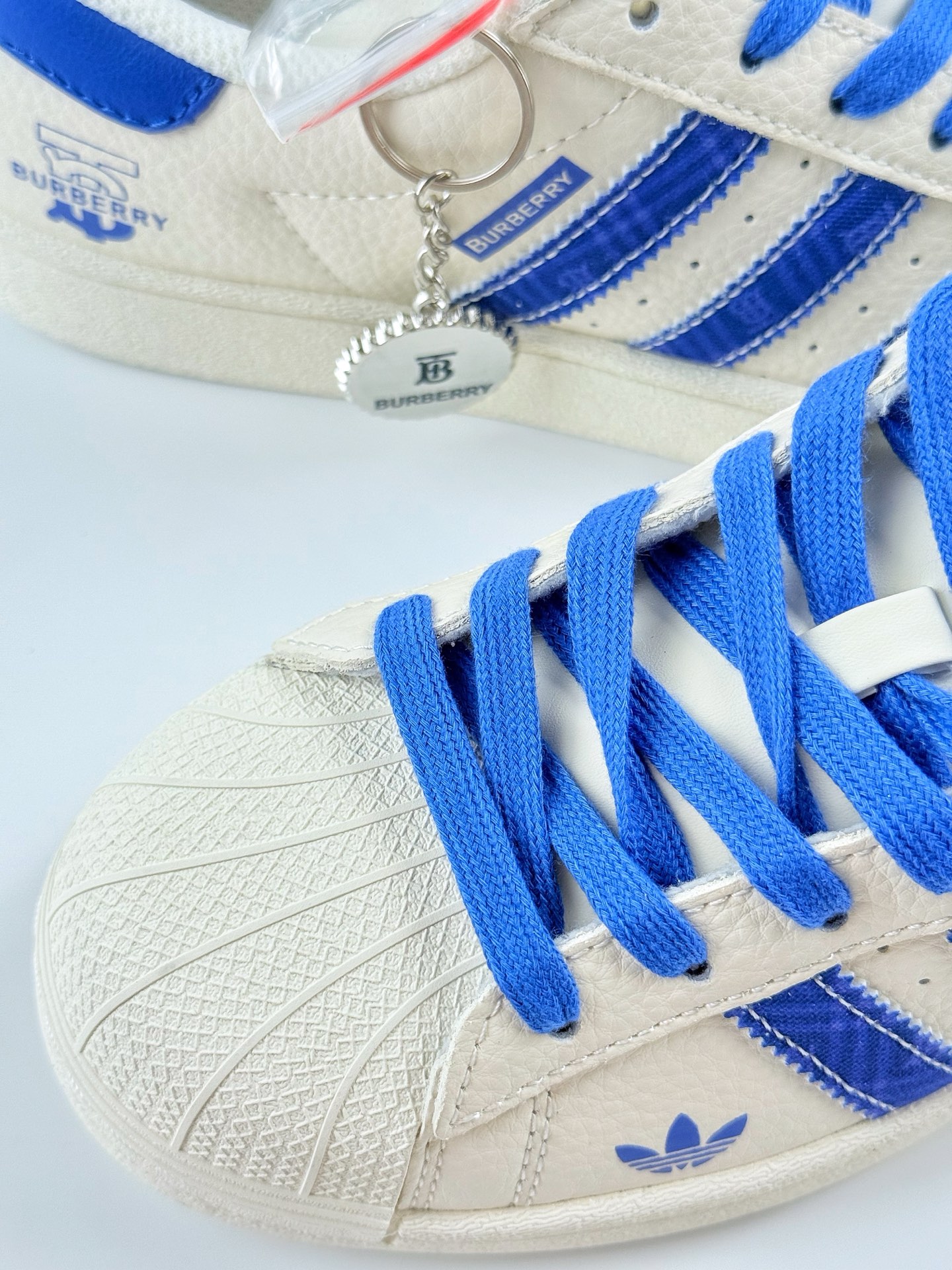 AD Originals Superstar x Burbrry 白蓝 采用全新头层拼接皮革材质 AD0002