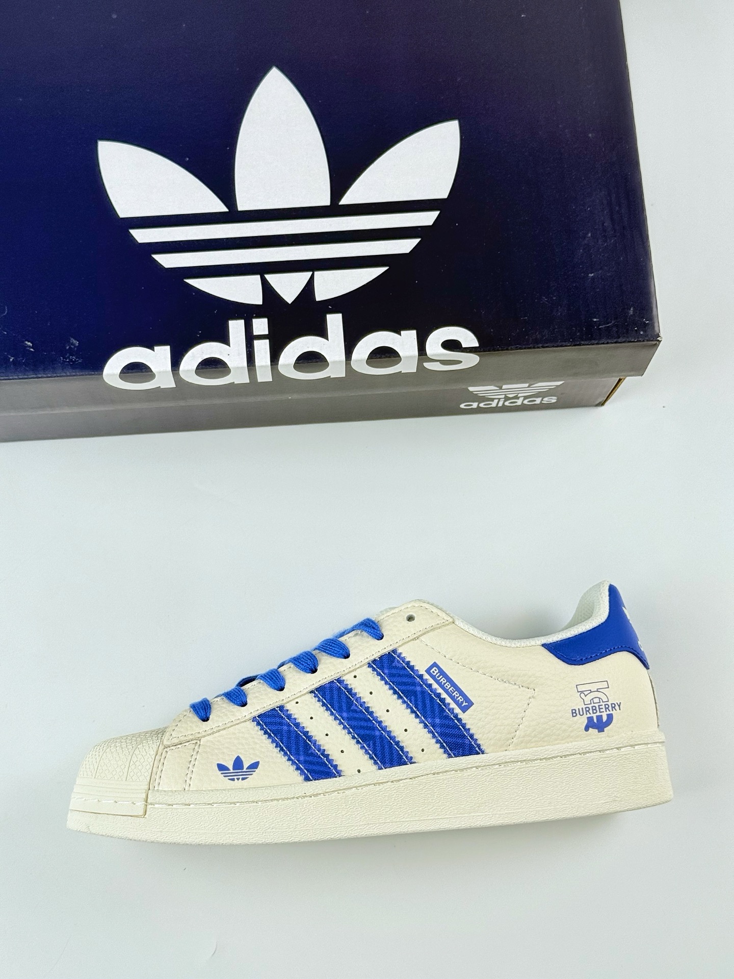 AD Originals Superstar x Burbrry 白蓝 采用全新头层拼接皮革材质 AD0002
