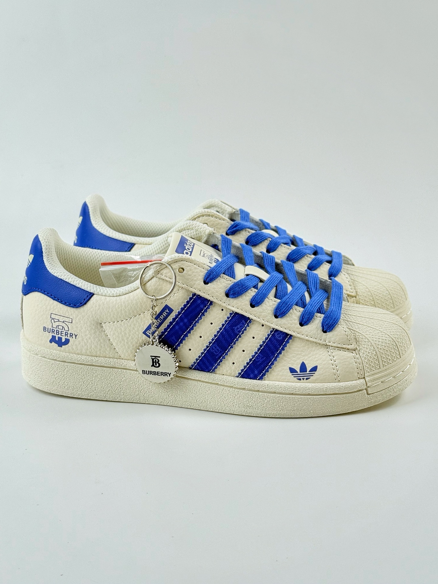 AD Originals Superstar x Burbrry 白蓝 采用全新头层拼接皮革材质 AD0002