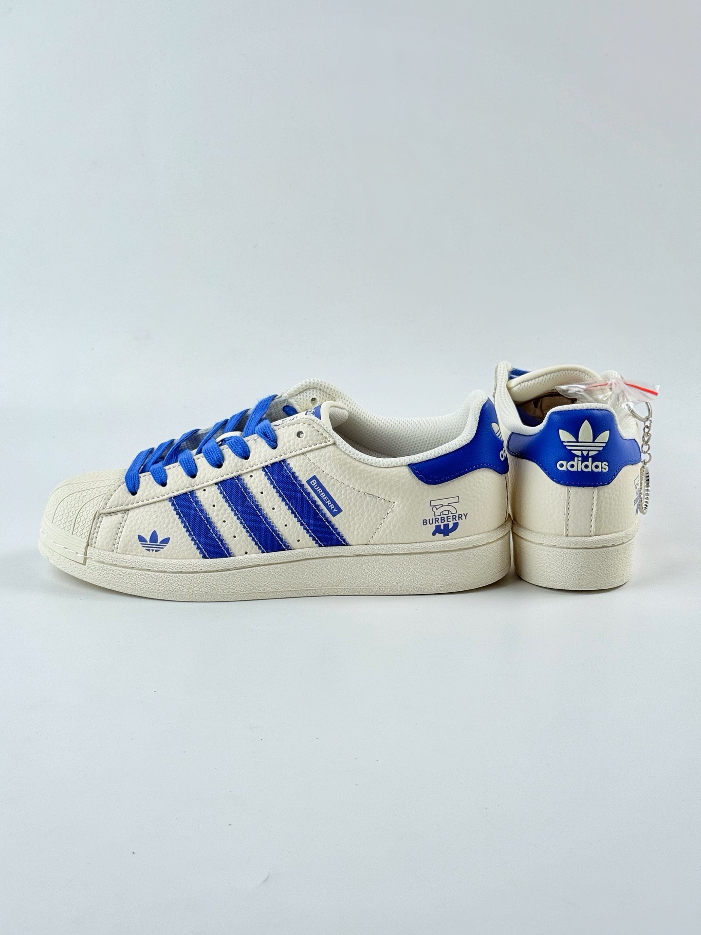 AD Originals Superstar x Burbrry 白蓝 采用全新头层拼接皮革材质 AD0002