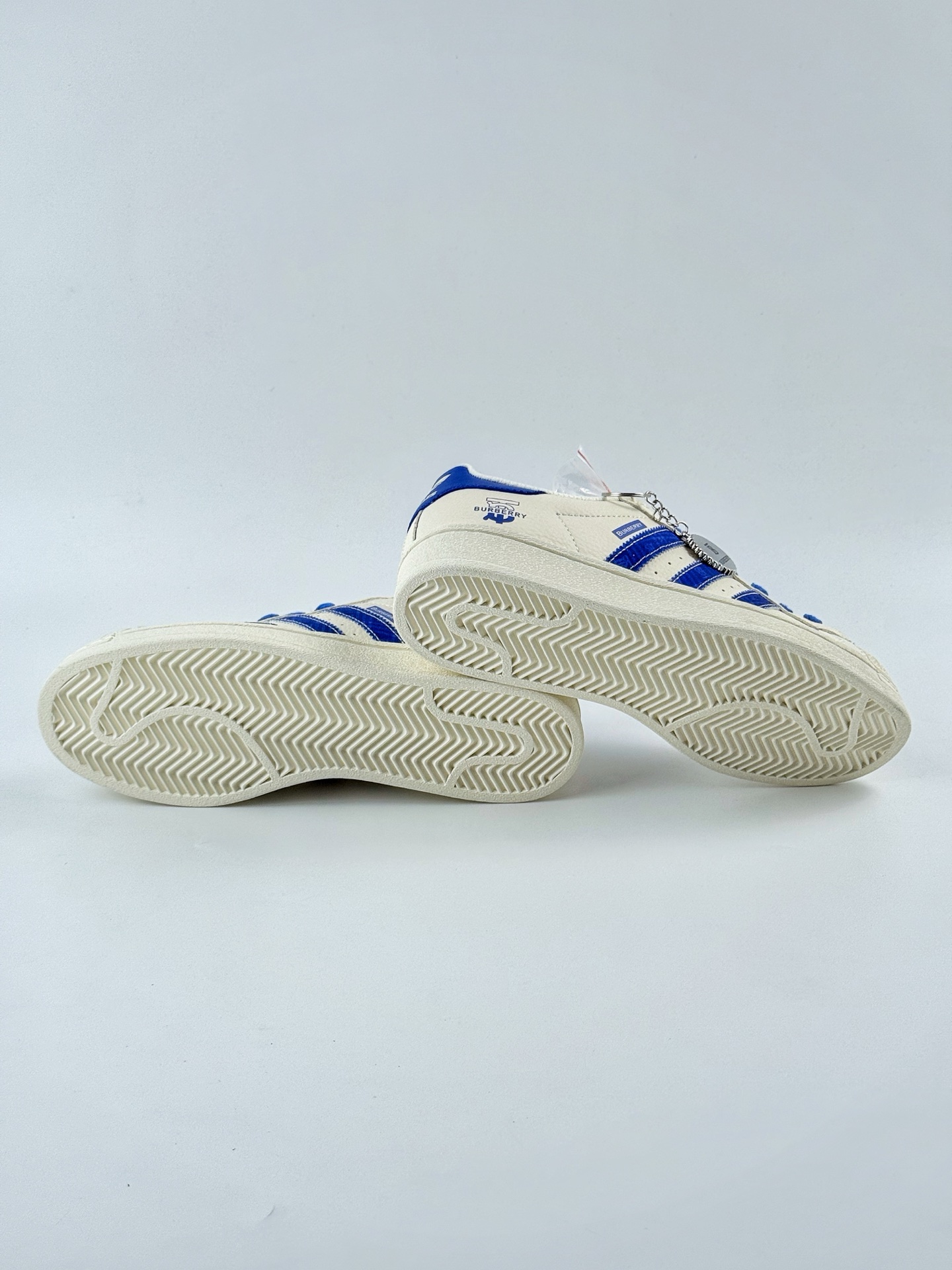 AD Originals Superstar x Burbrry 白蓝 采用全新头层拼接皮革材质 AD0002