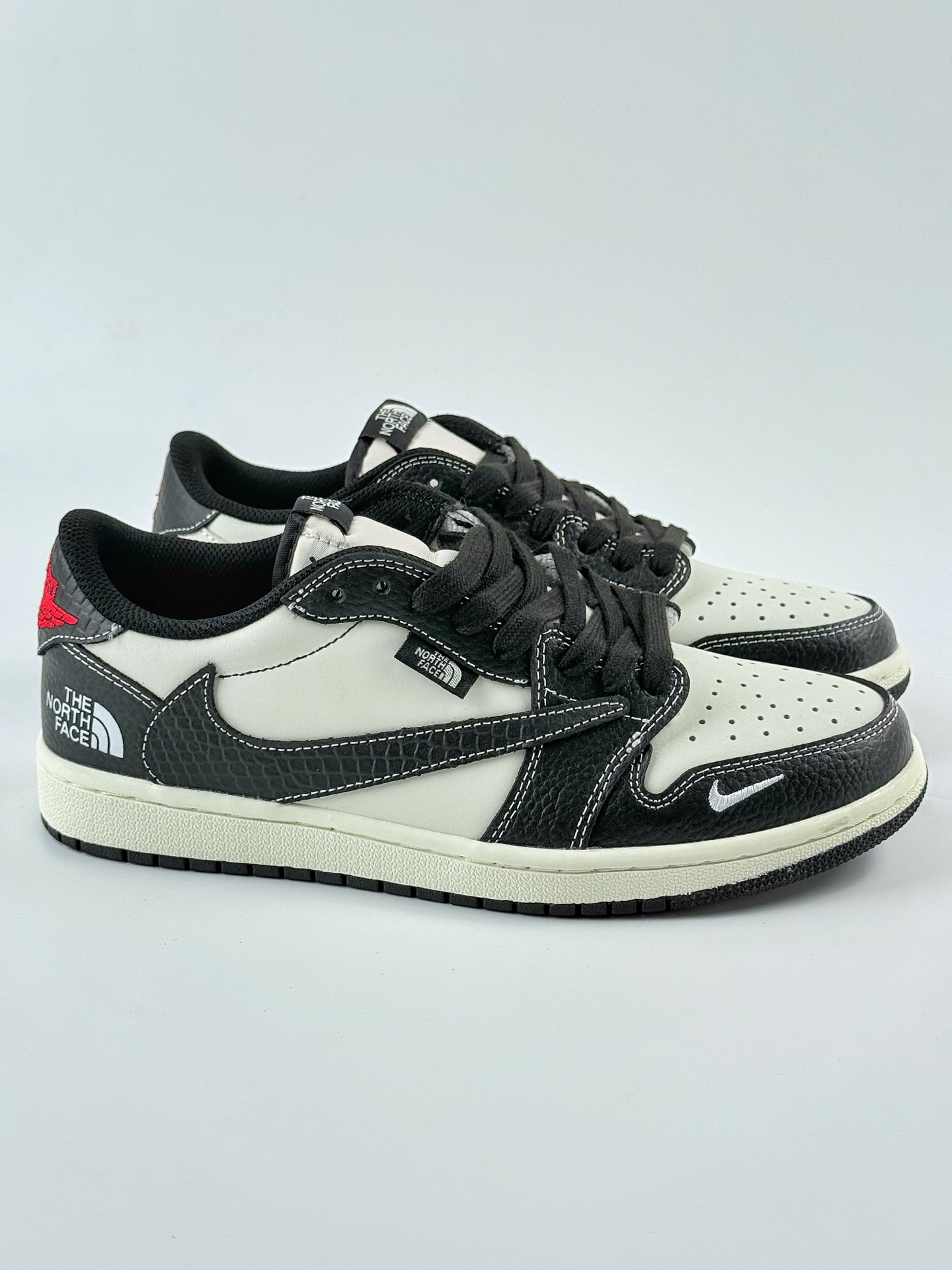 Travis Scott x Nike Air Jordan 1 Low x The North Face Air Jordan 1 Low 反转黑白小钩倒钩 XZ5749-007