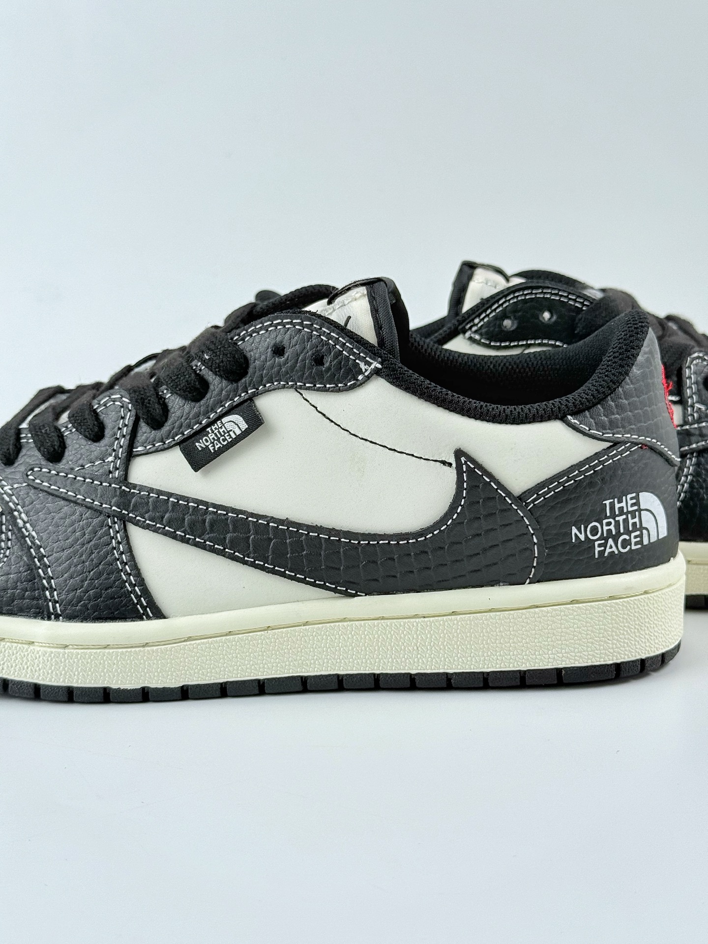 Travis Scott x Nike Air Jordan 1 Low x The North Face Air Jordan 1 Low 反转黑白小钩倒钩 XZ5749-007