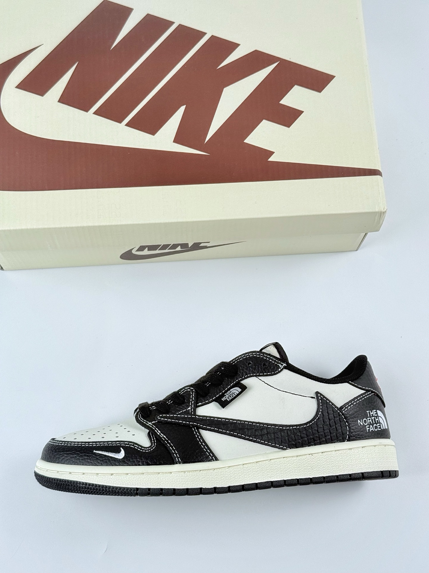 Travis Scott x Nike Air Jordan 1 Low x The North Face Air Jordan 1 Low 反转黑白小钩倒钩 XZ5749-007