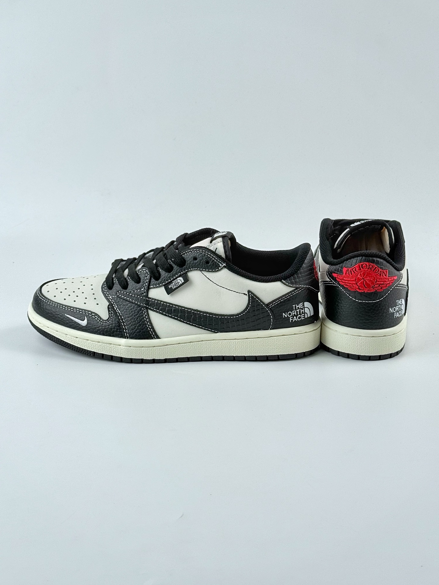 Travis Scott x Nike Air Jordan 1 Low x The North Face Air Jordan 1 Low 反转黑白小钩倒钩 XZ5749-007