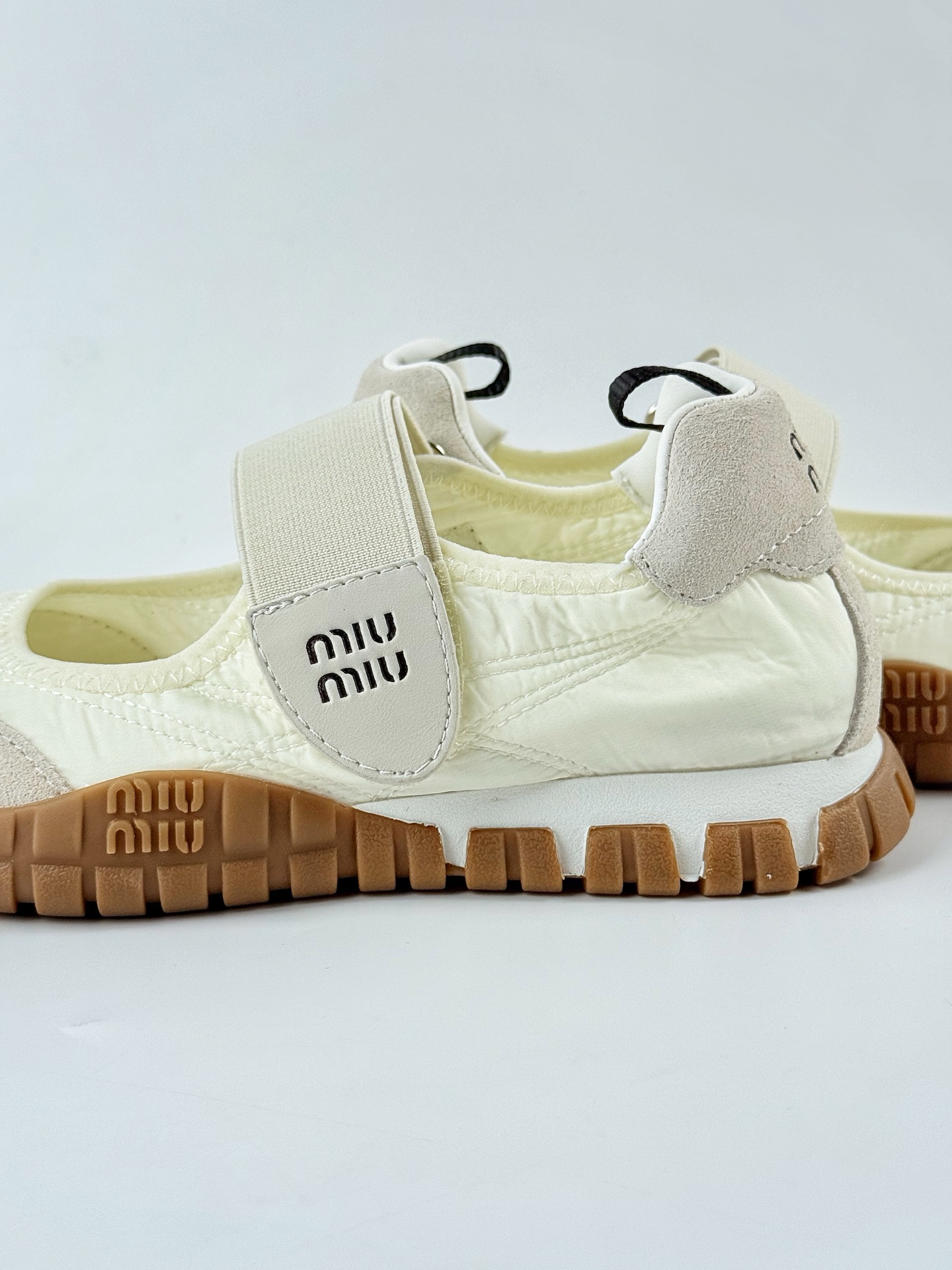MIU MIU 缪缪 玛丽珍鞋 象牙白 圆头平底 平跟 女款 非常流行的美拉德配色平底鞋