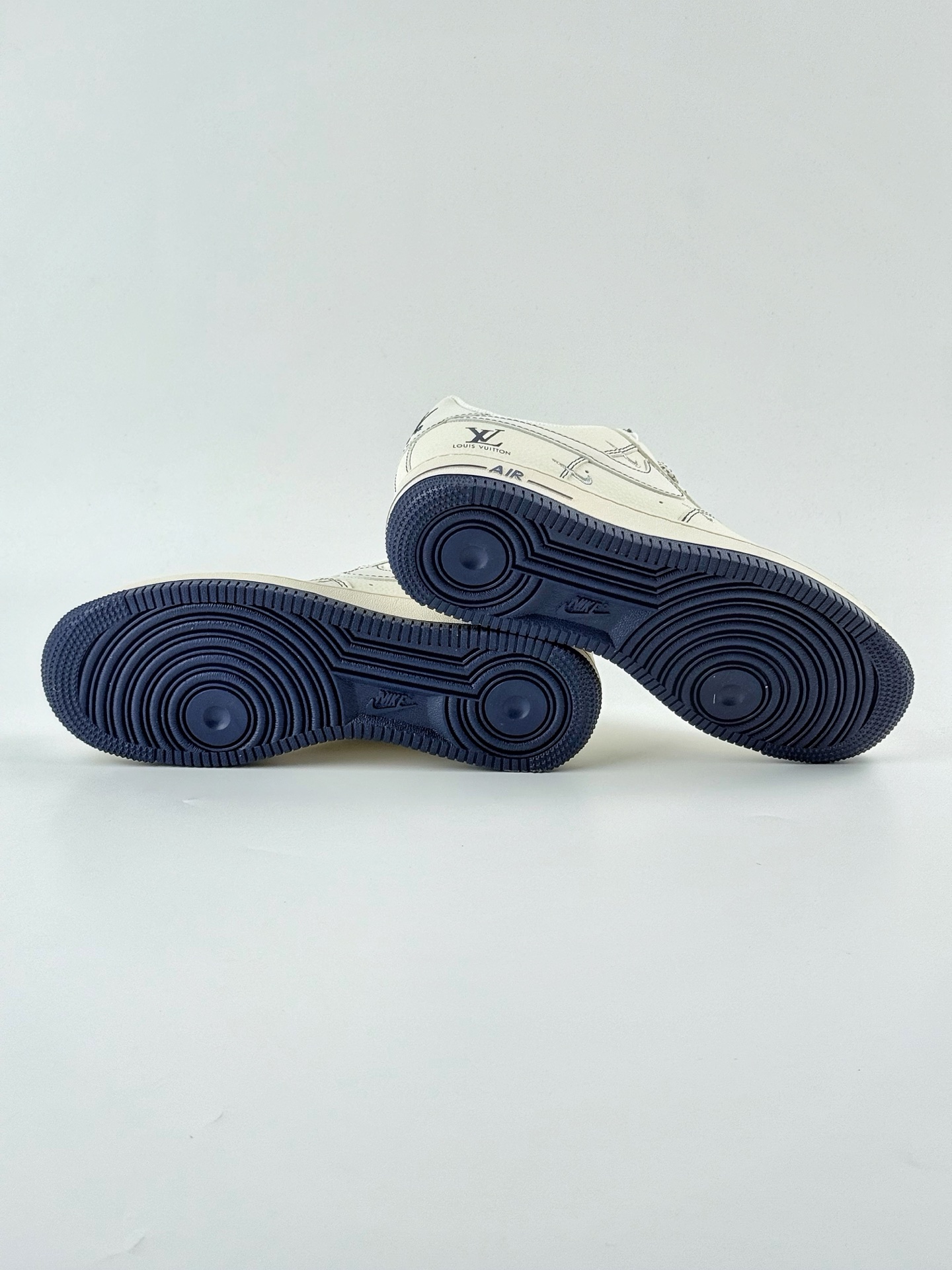 260 Nike Air Force 1 Low 07 x Louis Vuitton 白黑四小钩满天星 XX3168-160