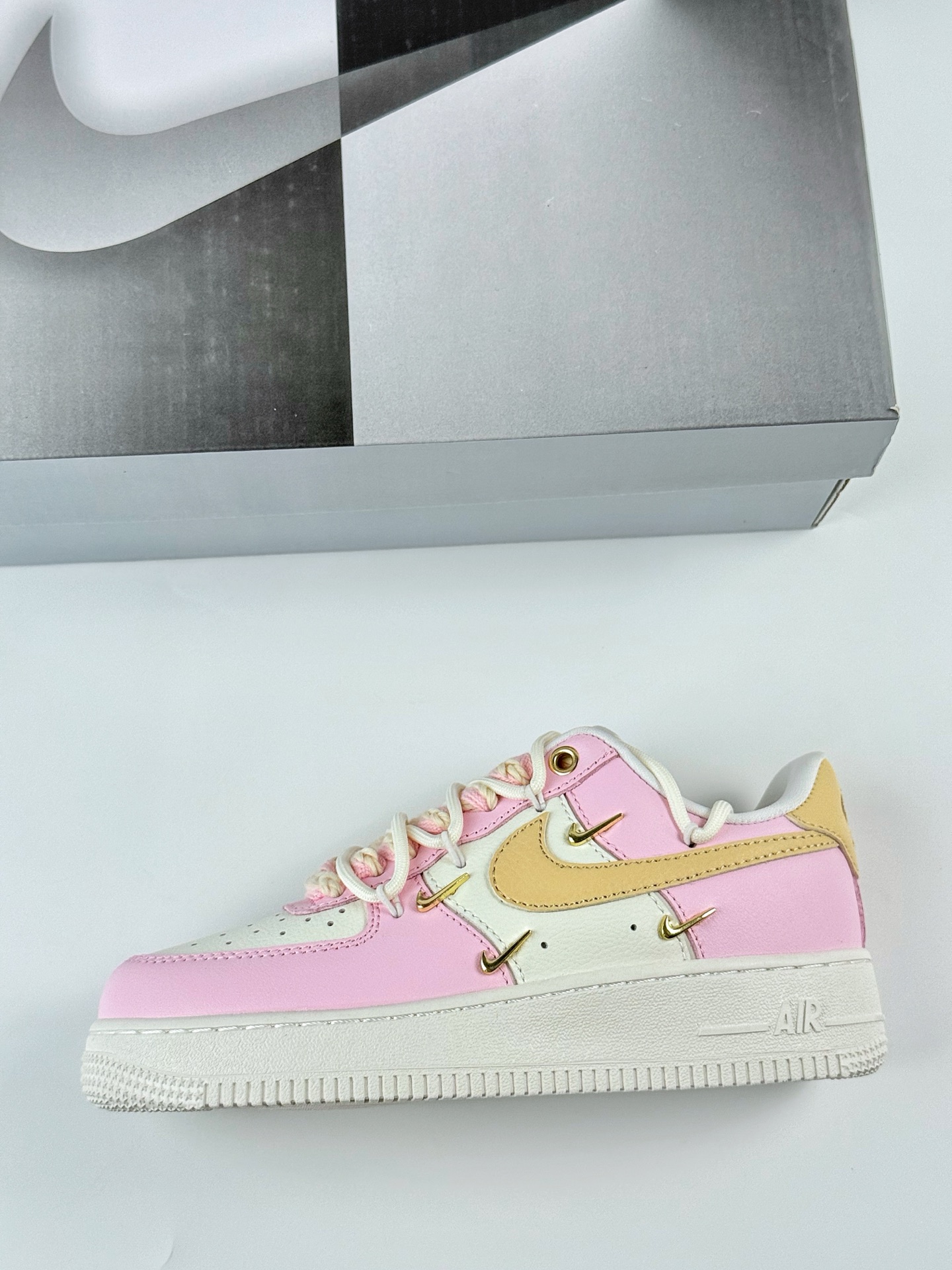 Nike Air Force 1 Low 07 粉白金四小钩绑带满天星 ZB2574-600