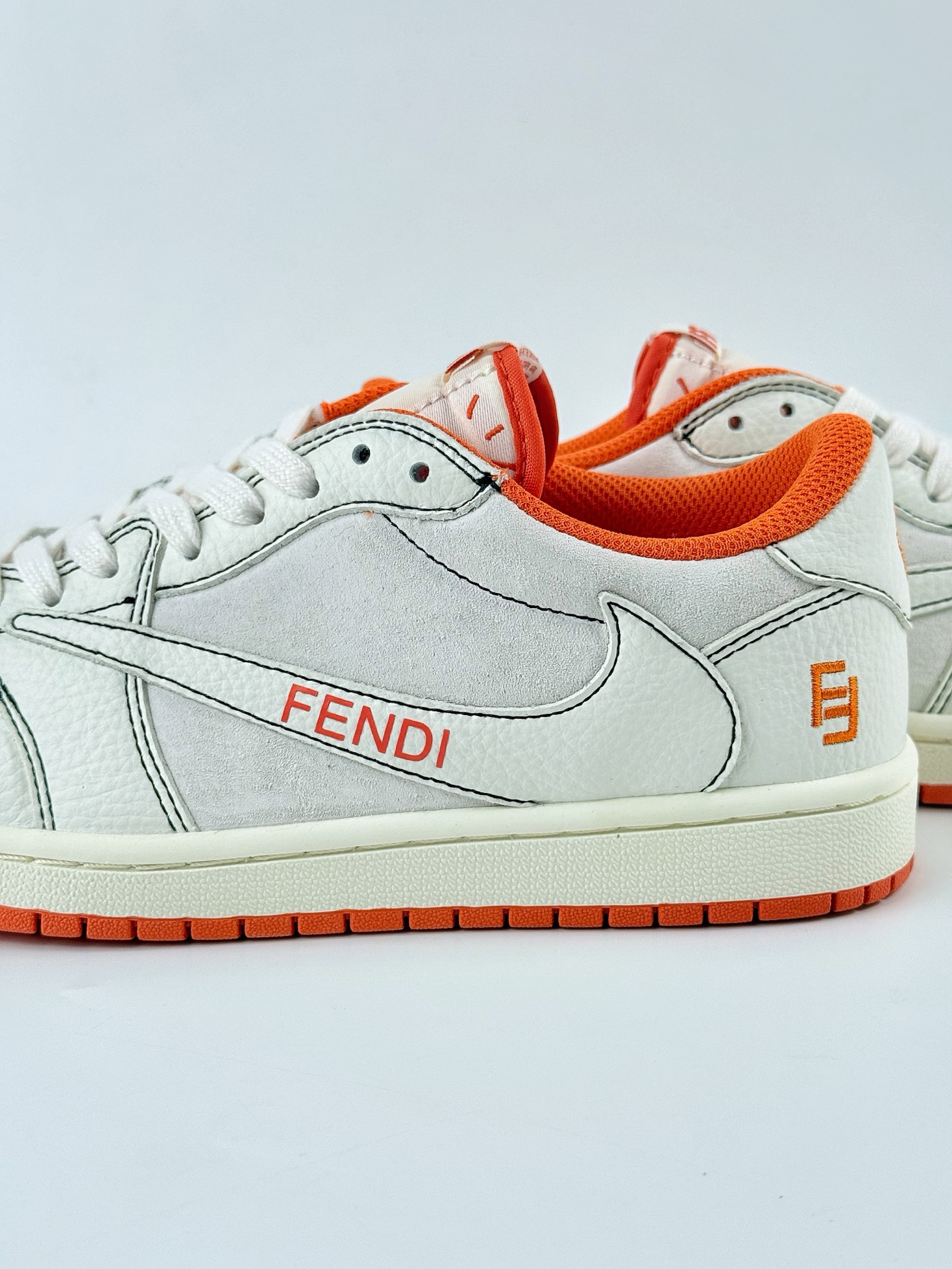 Travis Scott x Nike Air Jordan 1 Low x FEND Air Jordan 1 Low 反转白橙小钩倒钩 XZ5749-002