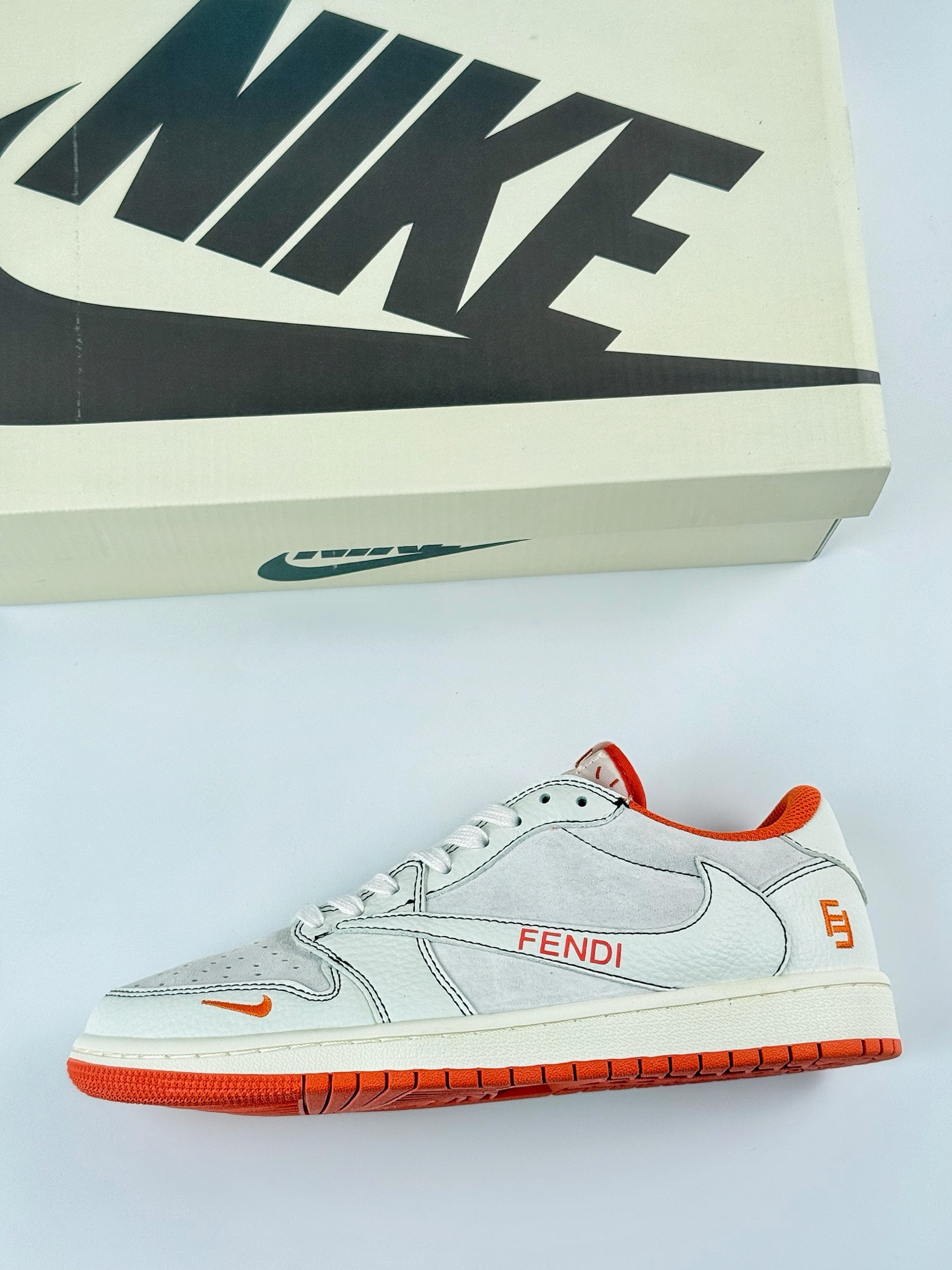 Travis Scott x Nike Air Jordan 1 Low x FEND Air Jordan 1 Low 反转白橙小钩倒钩 XZ5749-002