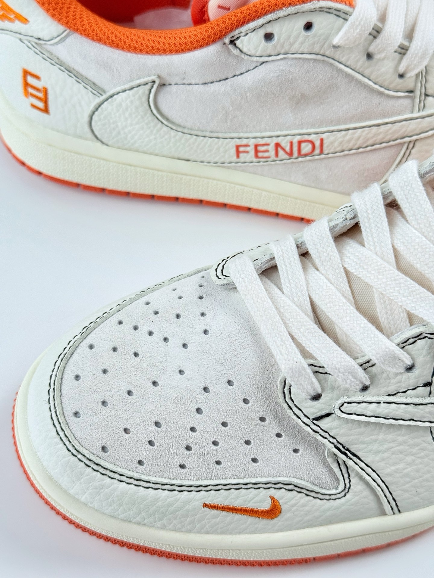 Travis Scott x Nike Air Jordan 1 Low x FEND Air Jordan 1 Low 反转白橙小钩倒钩 XZ5749-002