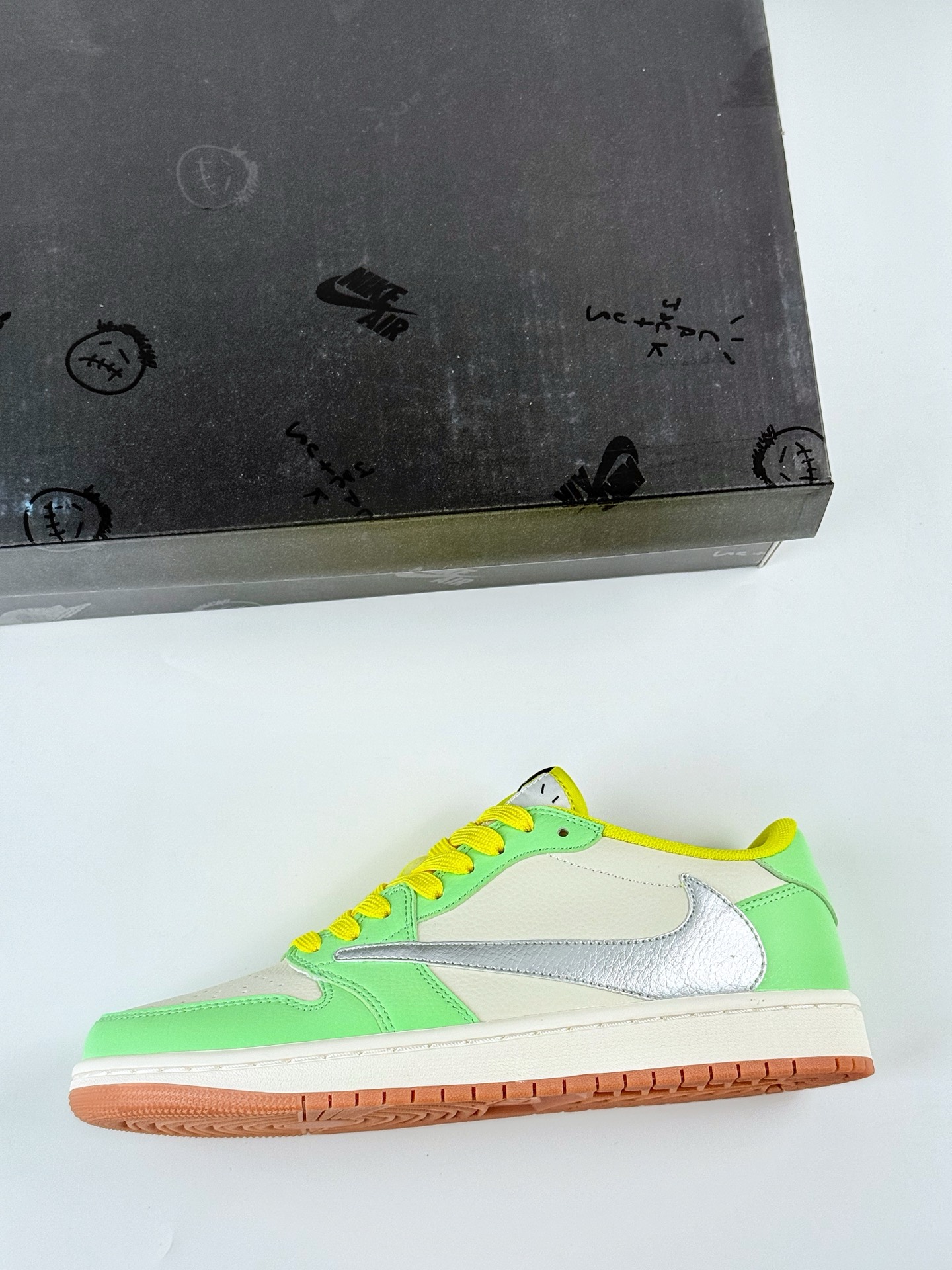 Travis Scott x Nike Air Jordan 1 Low Air Jordan 1 Low 反转米黄绿倒钩 DM6901-092