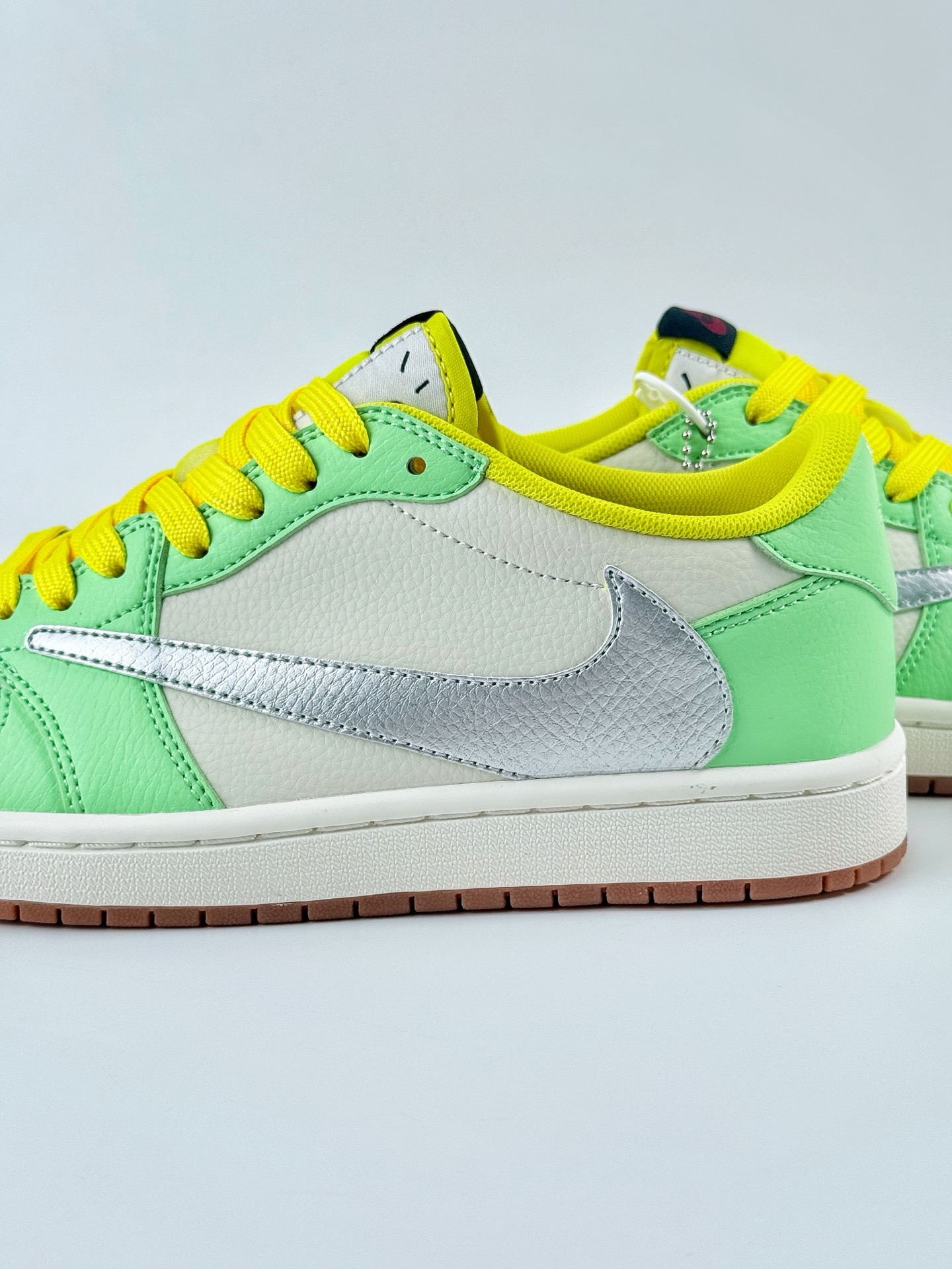 Travis Scott x Nike Air Jordan 1 Low Air Jordan 1 Low 反转米黄绿倒钩 DM6901-092
