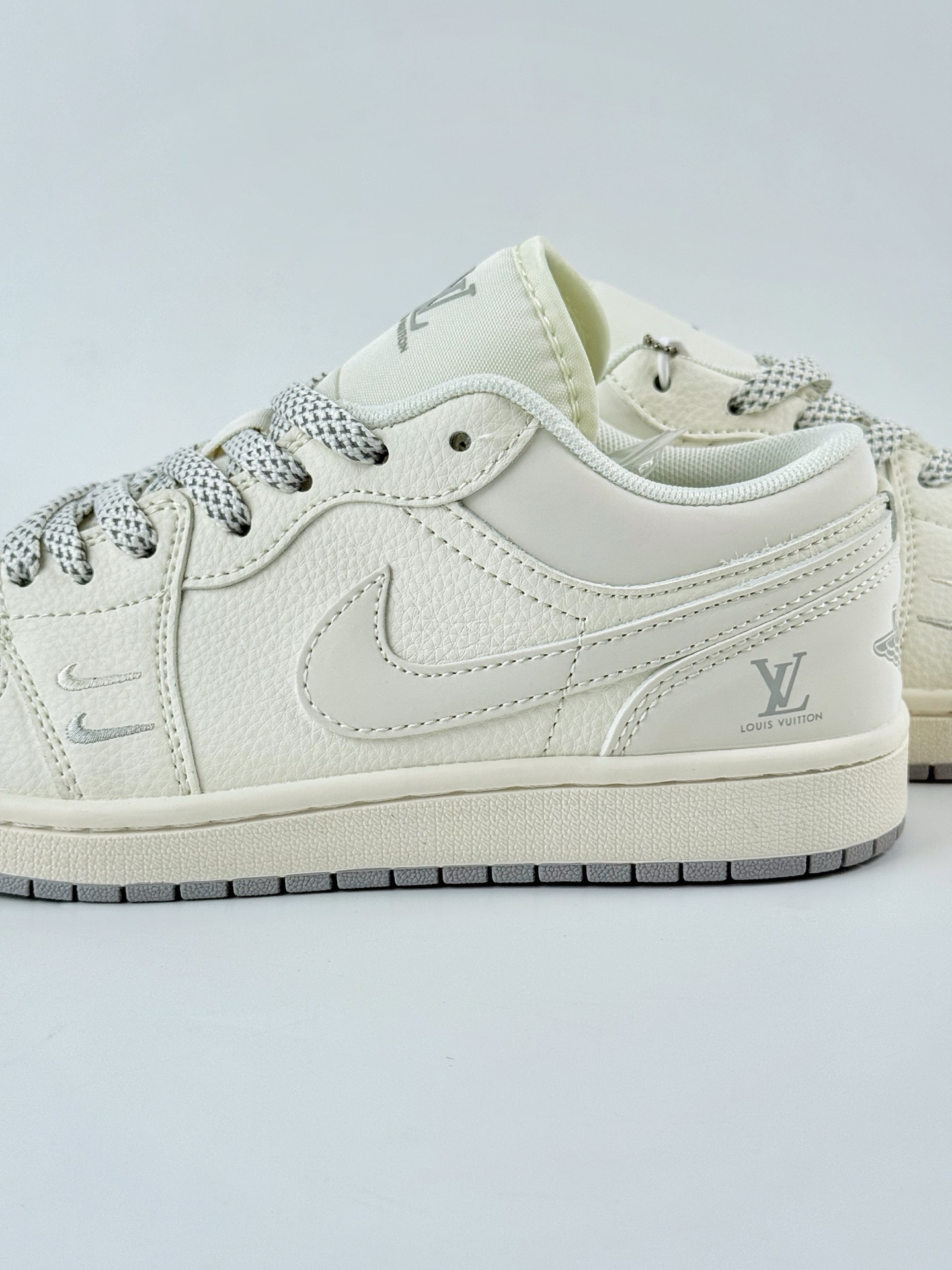Air Jordan 1 Retro Low x Louis Vuitton 白银双小钩满天星 XX3168-169