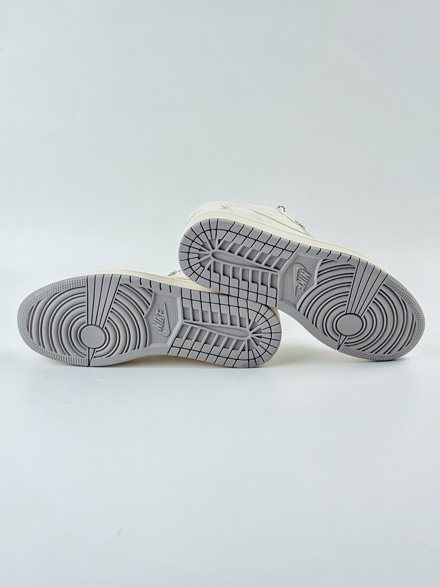 Air Jordan 1 Retro Low x Louis Vuitton 白银双小钩满天星 XX3168-169