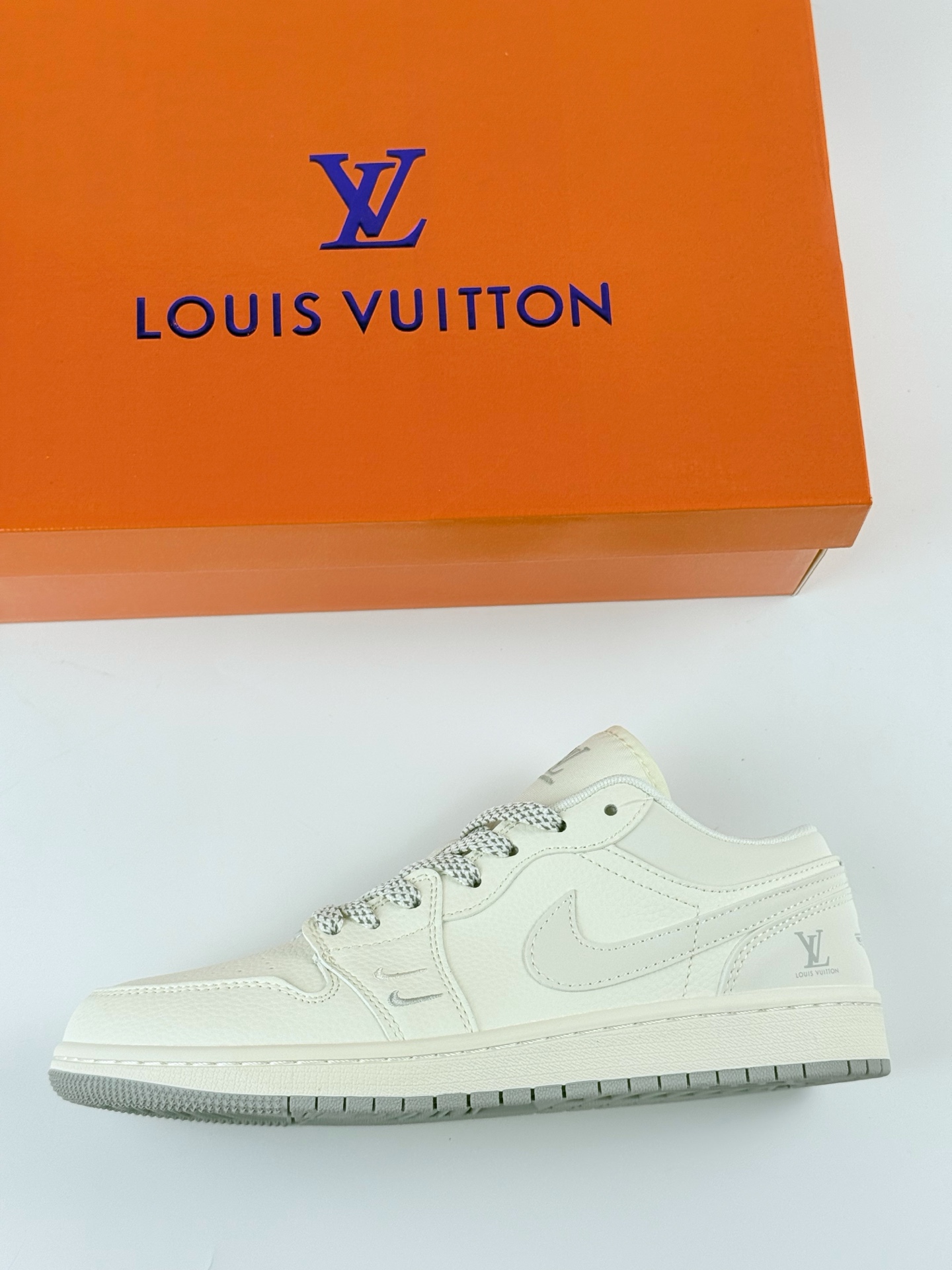 Air Jordan 1 Retro Low x Louis Vuitton 白银双小钩满天星 XX3168-169