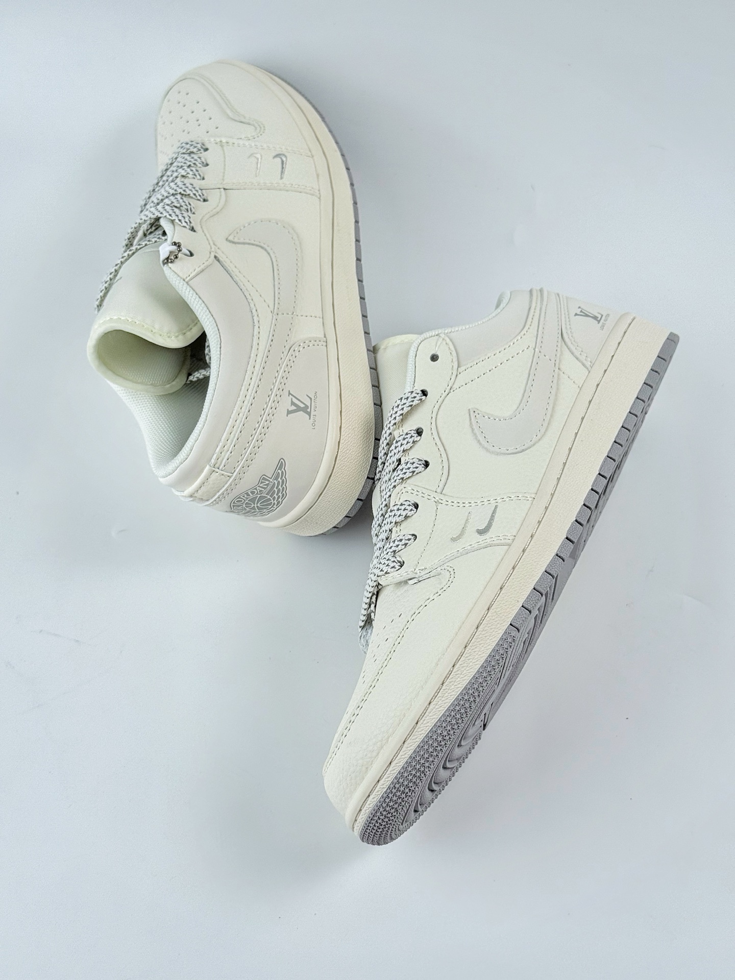 Air Jordan 1 Retro Low x Louis Vuitton 白银双小钩满天星 XX3168-169