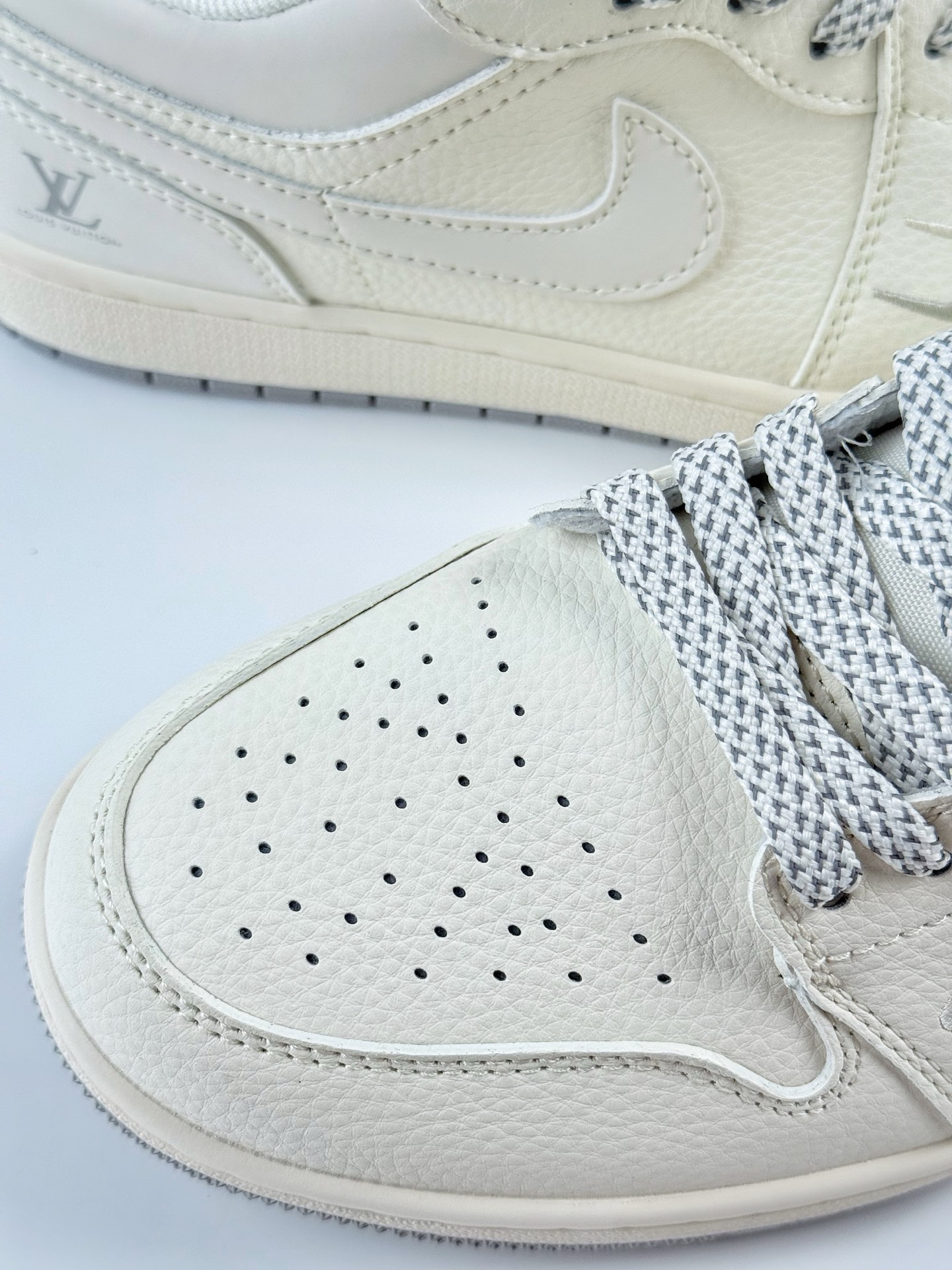 Air Jordan 1 Retro Low x Louis Vuitton 白银双小钩满天星 XX3168-169