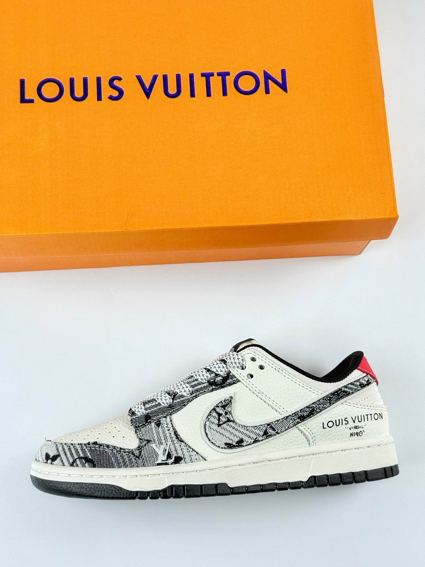 Nike SB Dunk Low x Louis Vuitton 黑白牛仔满天星 JY6988-110