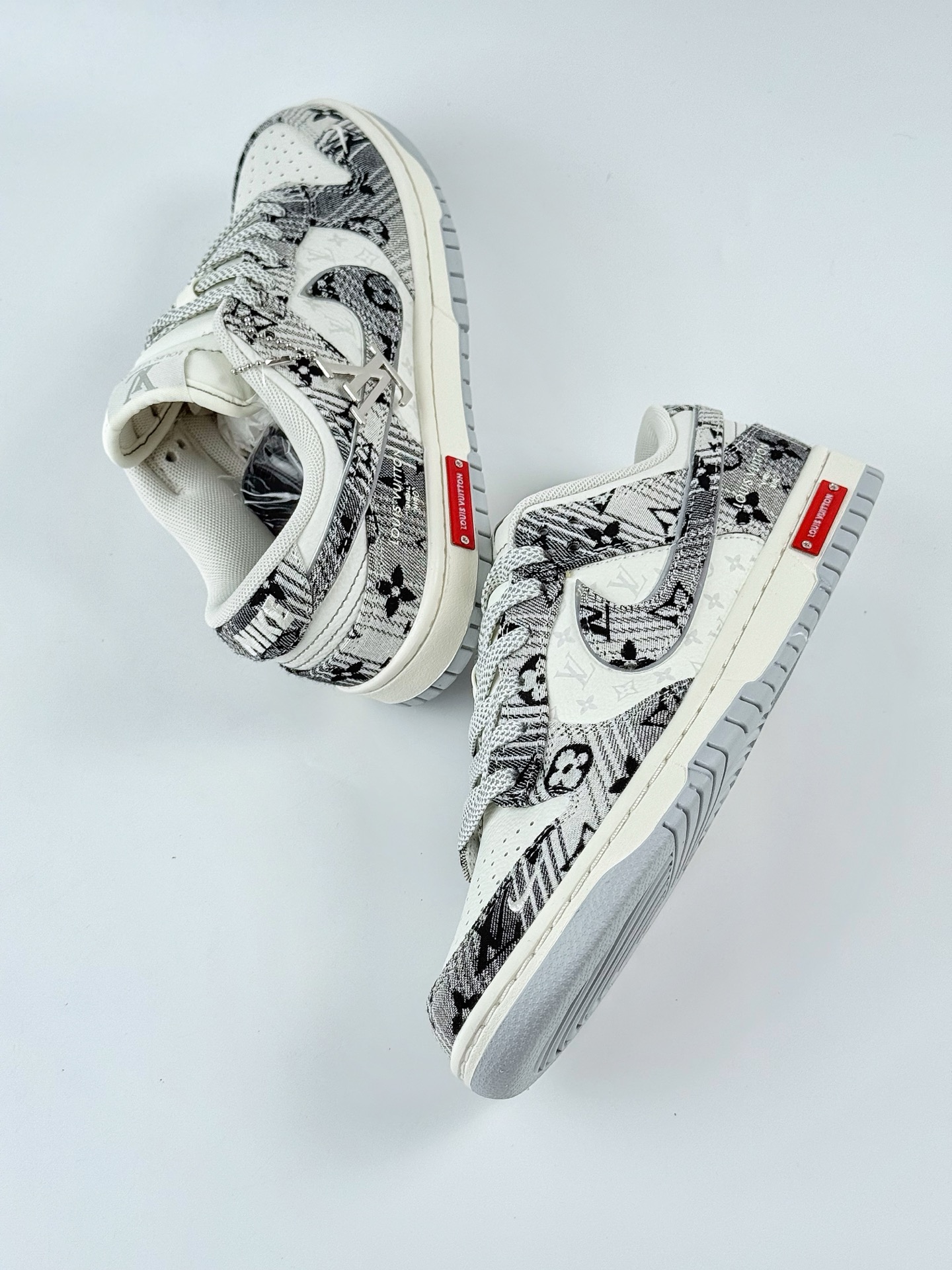Travis Scott x Nike Air Jordan 1 Low x Louis Vuitton Air Jordan 1 Low 反转黑白牛仔小钩满天星倒钩 SC9772-807