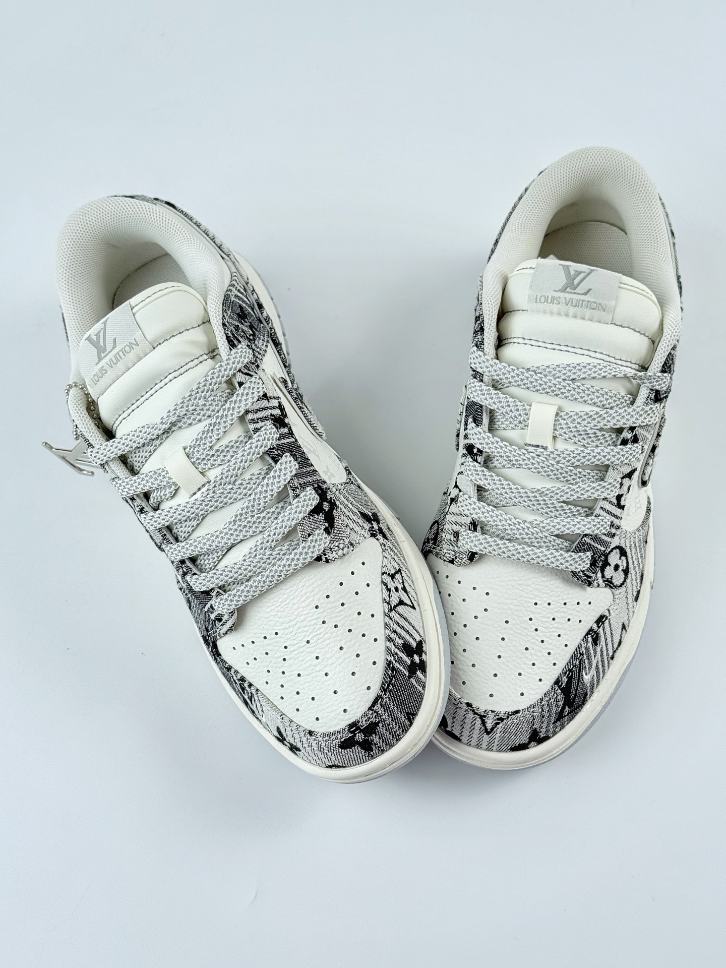 Travis Scott x Nike Air Jordan 1 Low x Louis Vuitton Air Jordan 1 Low 反转黑白牛仔小钩满天星倒钩 SC9772-807