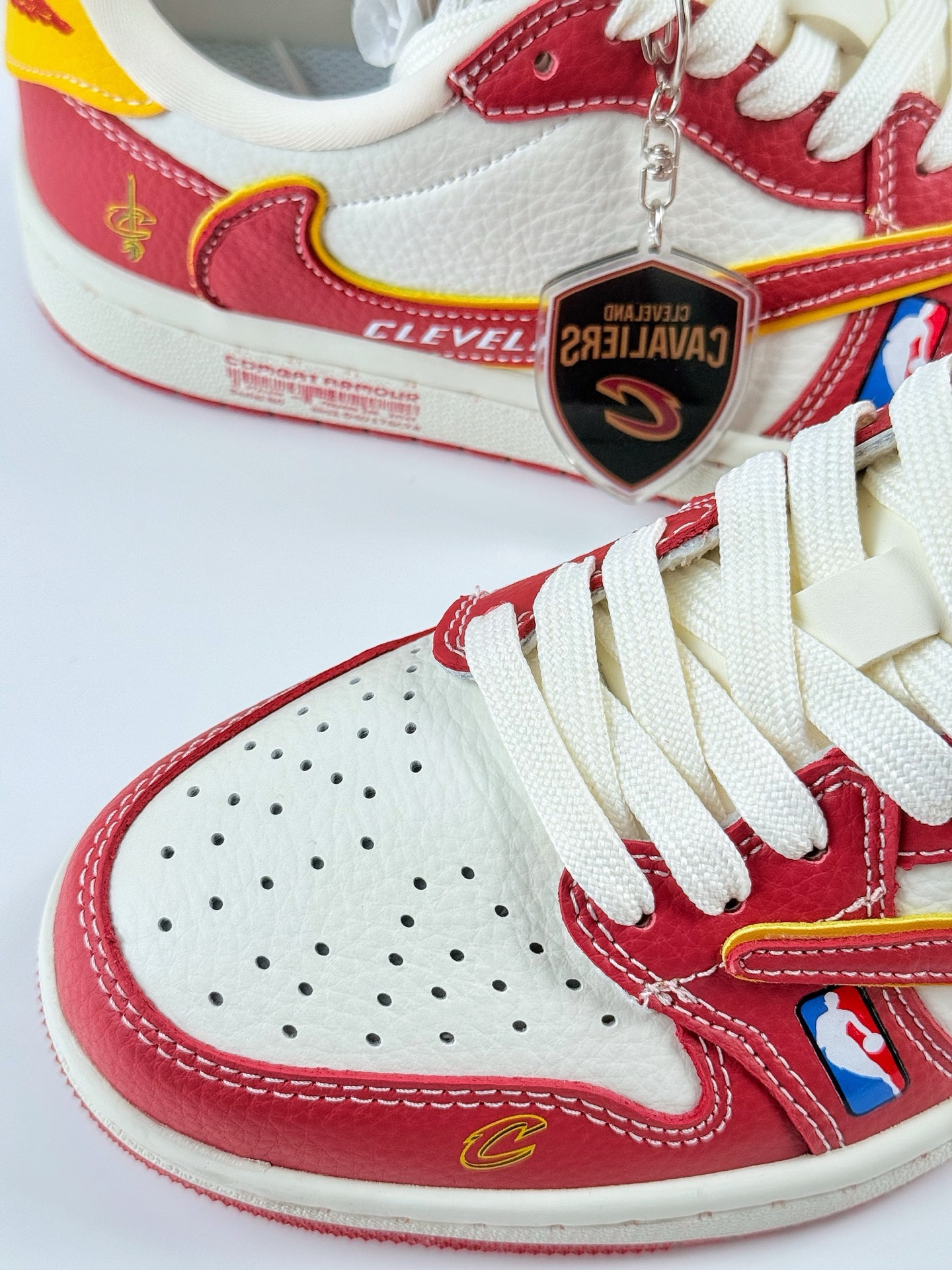 Travis Scott x Nike Air Jordan 1 Low x CLEVELAND Air Jordan 1 Low 反转克利夫兰骑士红白倒钩 SC9207-031