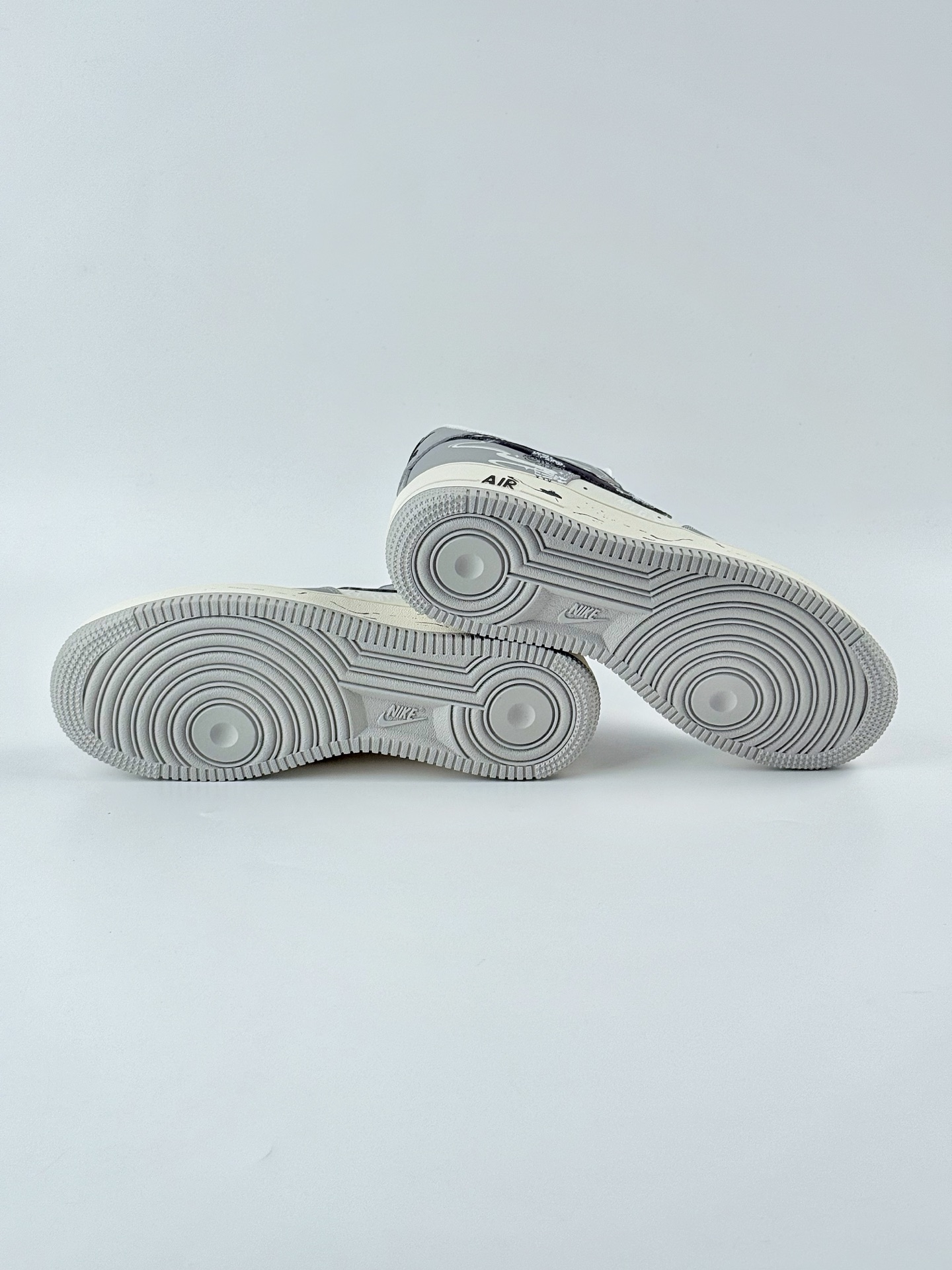 Nike Air Force 1 Low 07 灰白黑涂鸦 DO7471-991