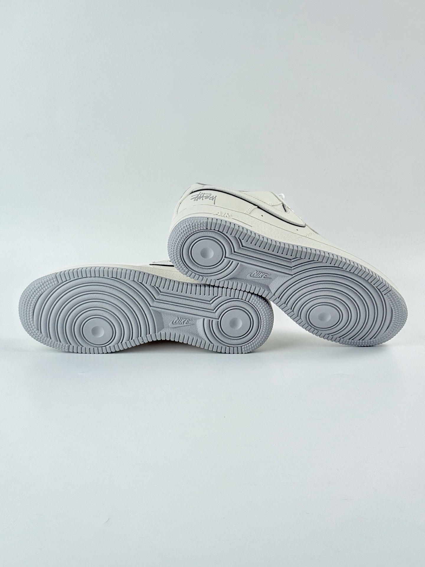Nike Air Force 1 Low 07 x Stussy 白灰 UN1815-802