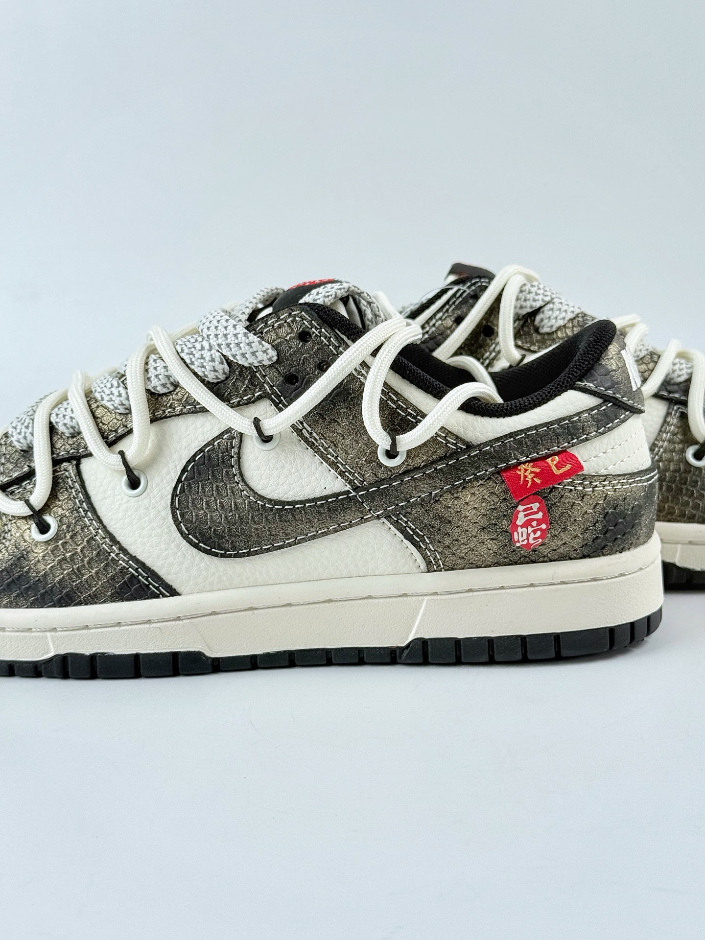 Nike SB Dunk Low 蛇年限定 暗金白小钩绑带满天星 YX5066-310
