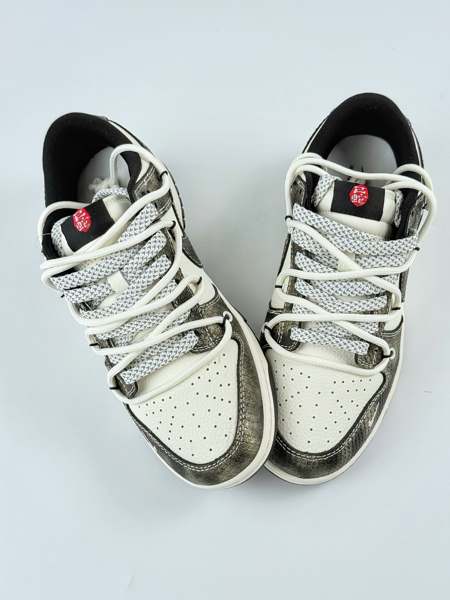 Nike SB Dunk Low 蛇年限定 暗金白小钩绑带满天星 YX5066-310