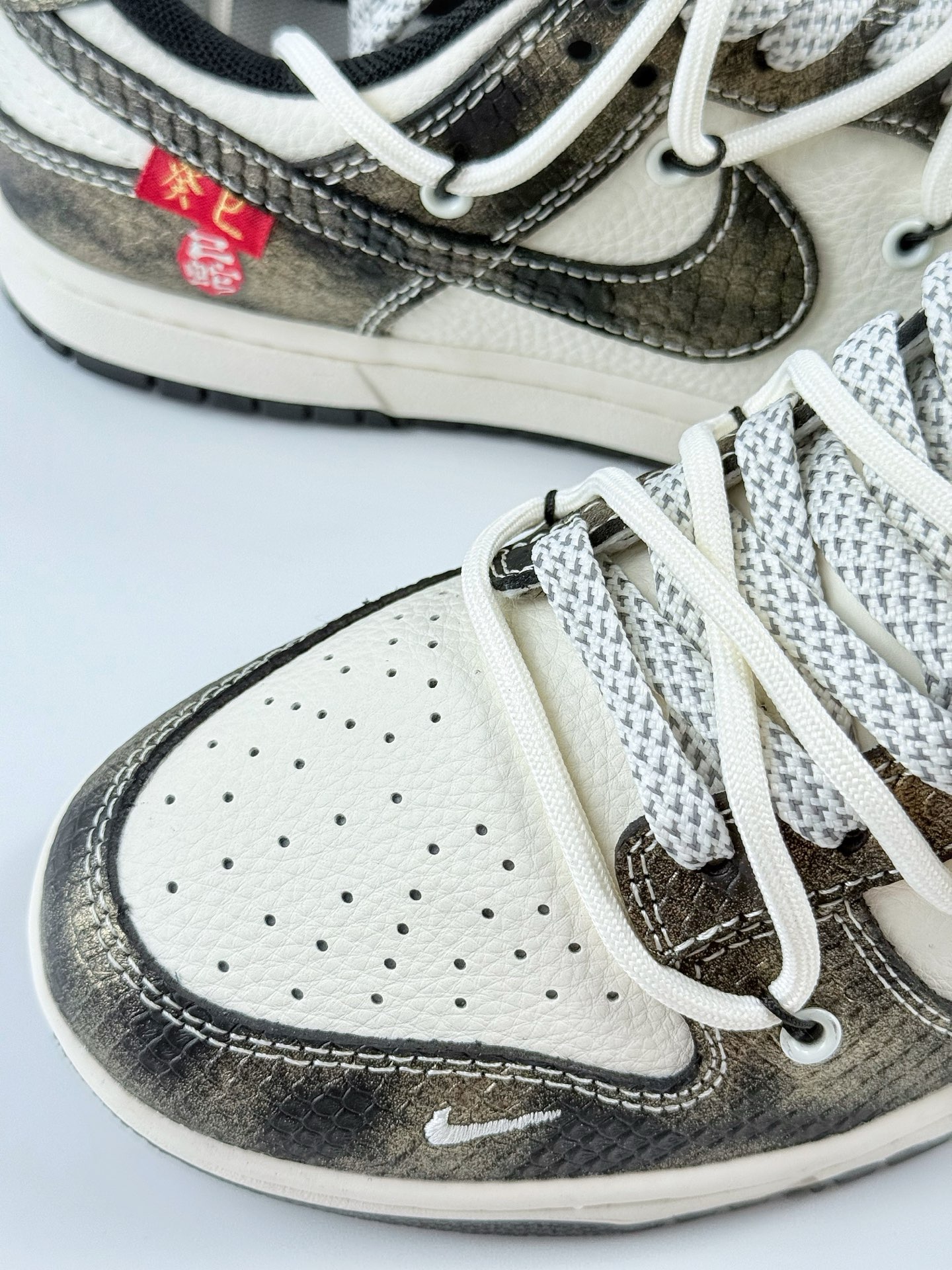 Nike SB Dunk Low 蛇年限定 暗金白小钩绑带满天星 YX5066-310