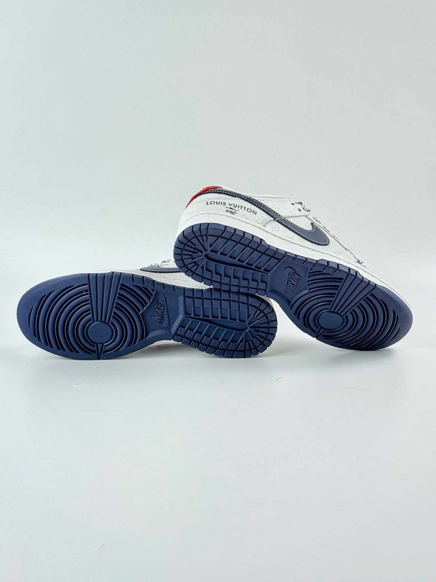 Nike SB Dunk Low x Louis Vuitton 白蓝红印花满天星 XX3168-146