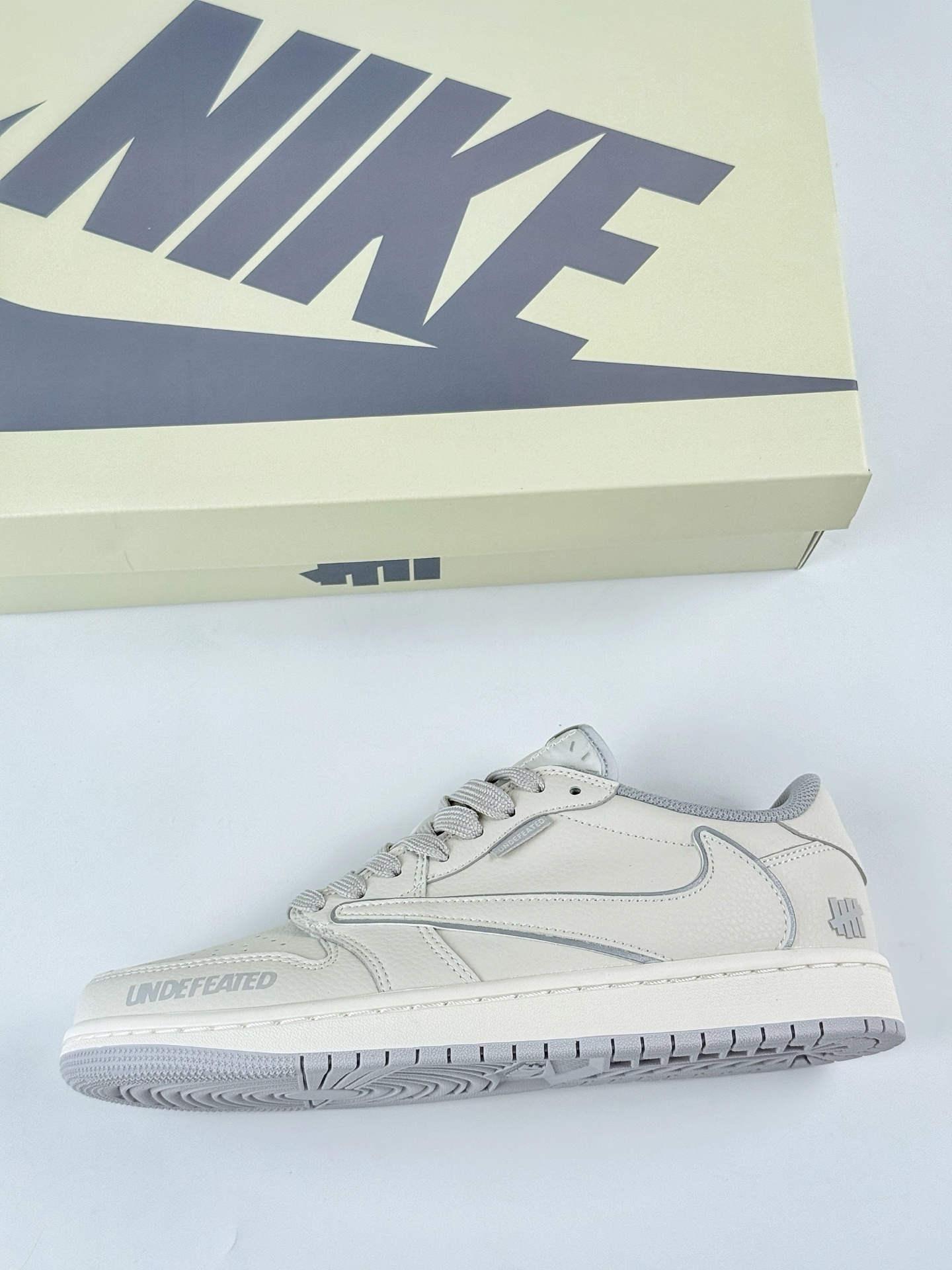 Travis Scott x Nike Air Jordan 1 Low x UNDEFEATED Air Jordan 1 Low 反转白灰倒钩 DF1845-532