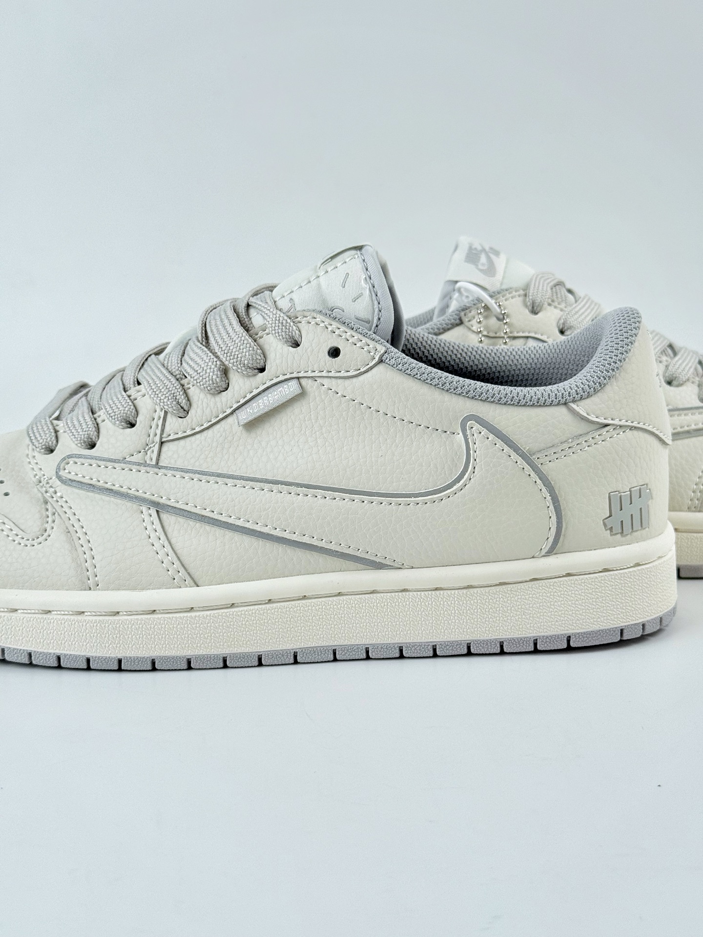 Travis Scott x Nike Air Jordan 1 Low x UNDEFEATED Air Jordan 1 Low 反转白灰倒钩 DF1845-532