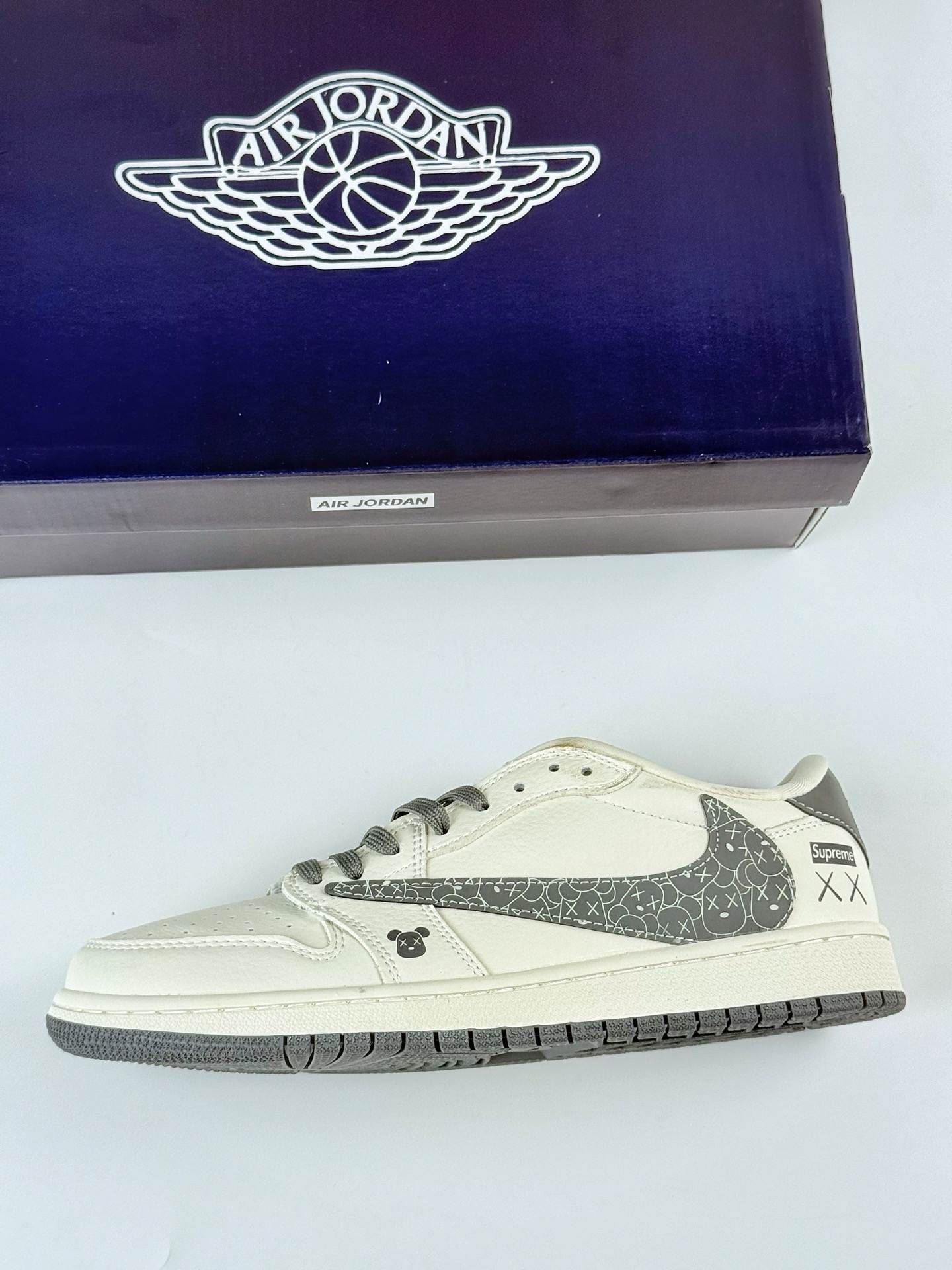 Travis Scott x Nike Air Jordan 1 Low x Supreme Air Jordan 1 Low 反转白灰倒钩 XS2024-035