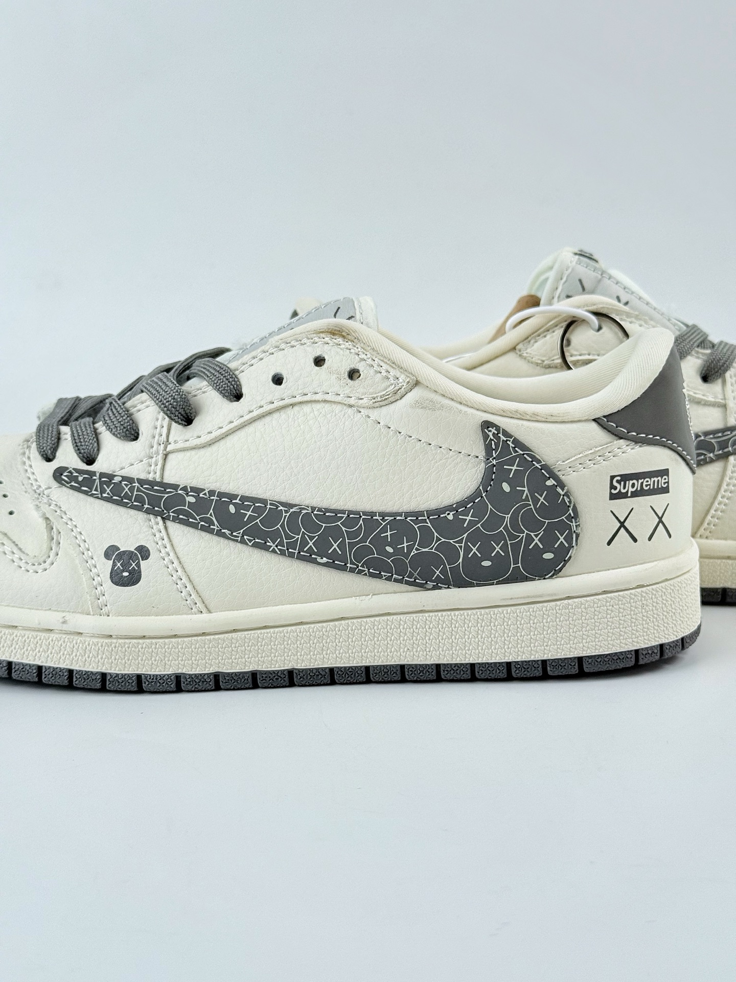 Travis Scott x Nike Air Jordan 1 Low x Supreme Air Jordan 1 Low 反转白灰倒钩 XS2024-035