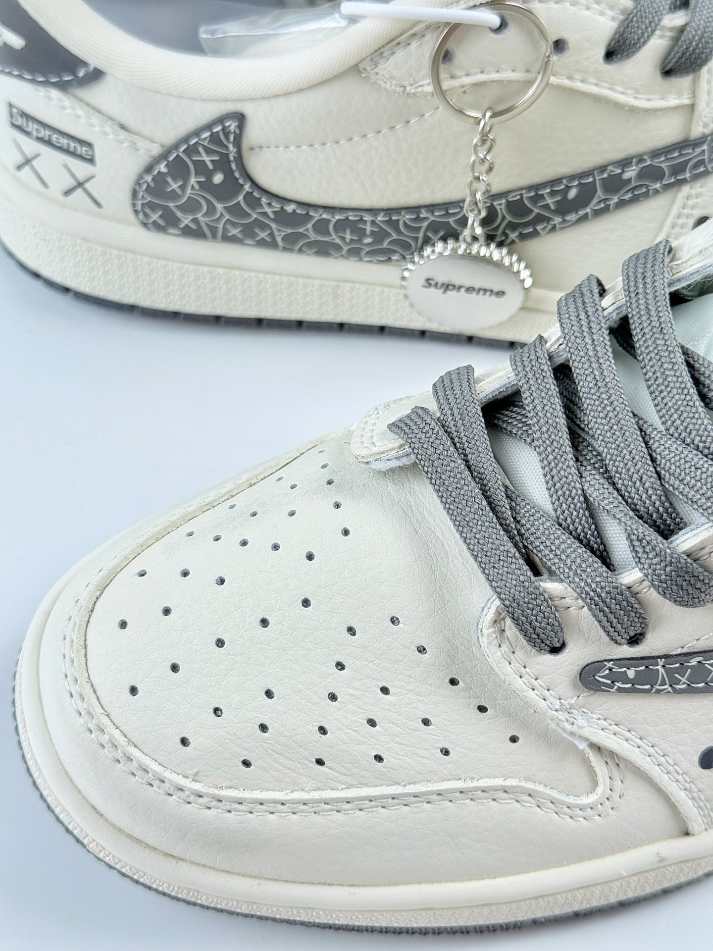 Travis Scott x Nike Air Jordan 1 Low x Supreme Air Jordan 1 Low 反转白灰倒钩 XS2024-035