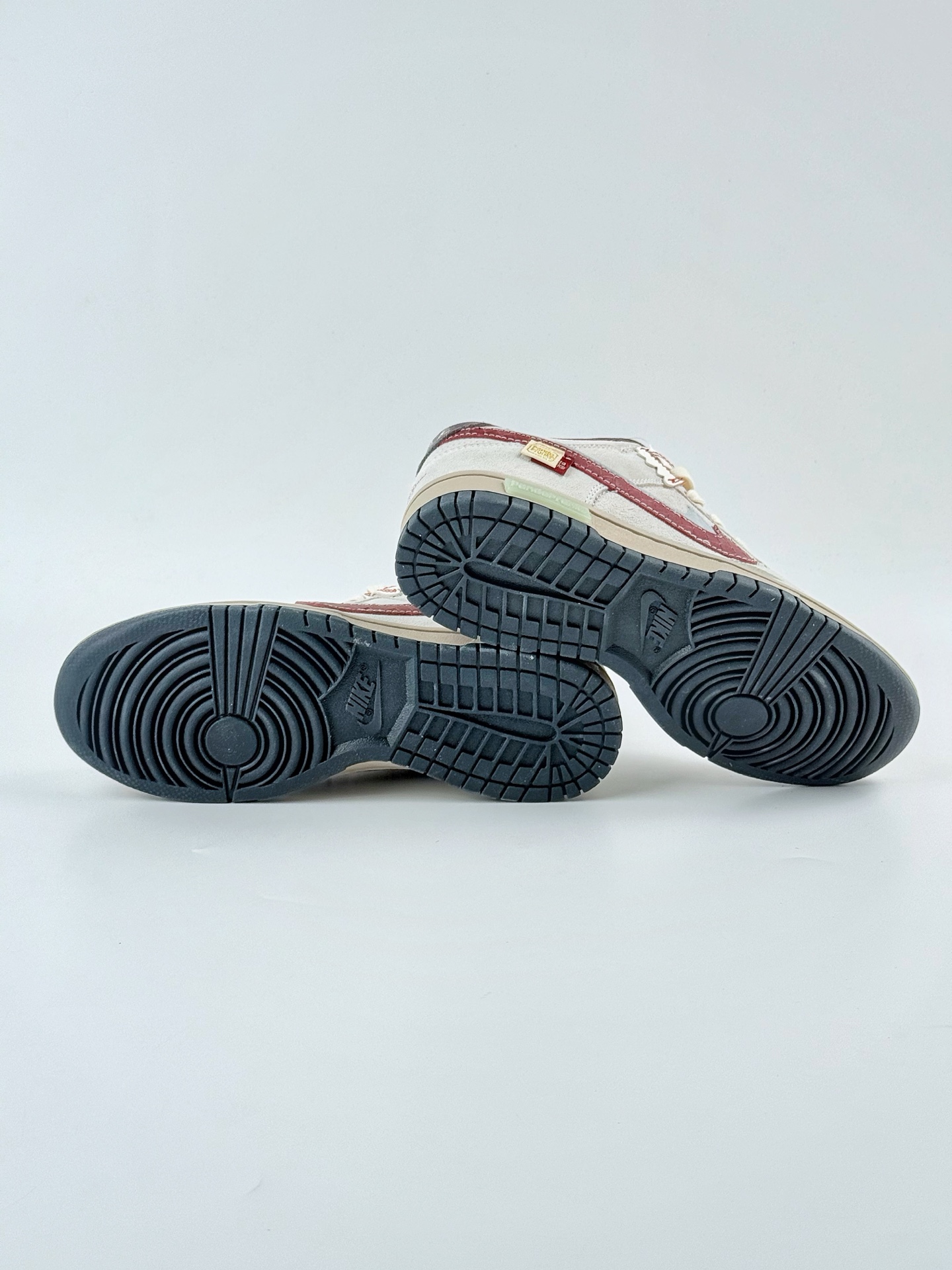 Nike SB Dunk Low ”Double Swoosh” 熊猫恶作剧 CNY蛇年 HV1800-101