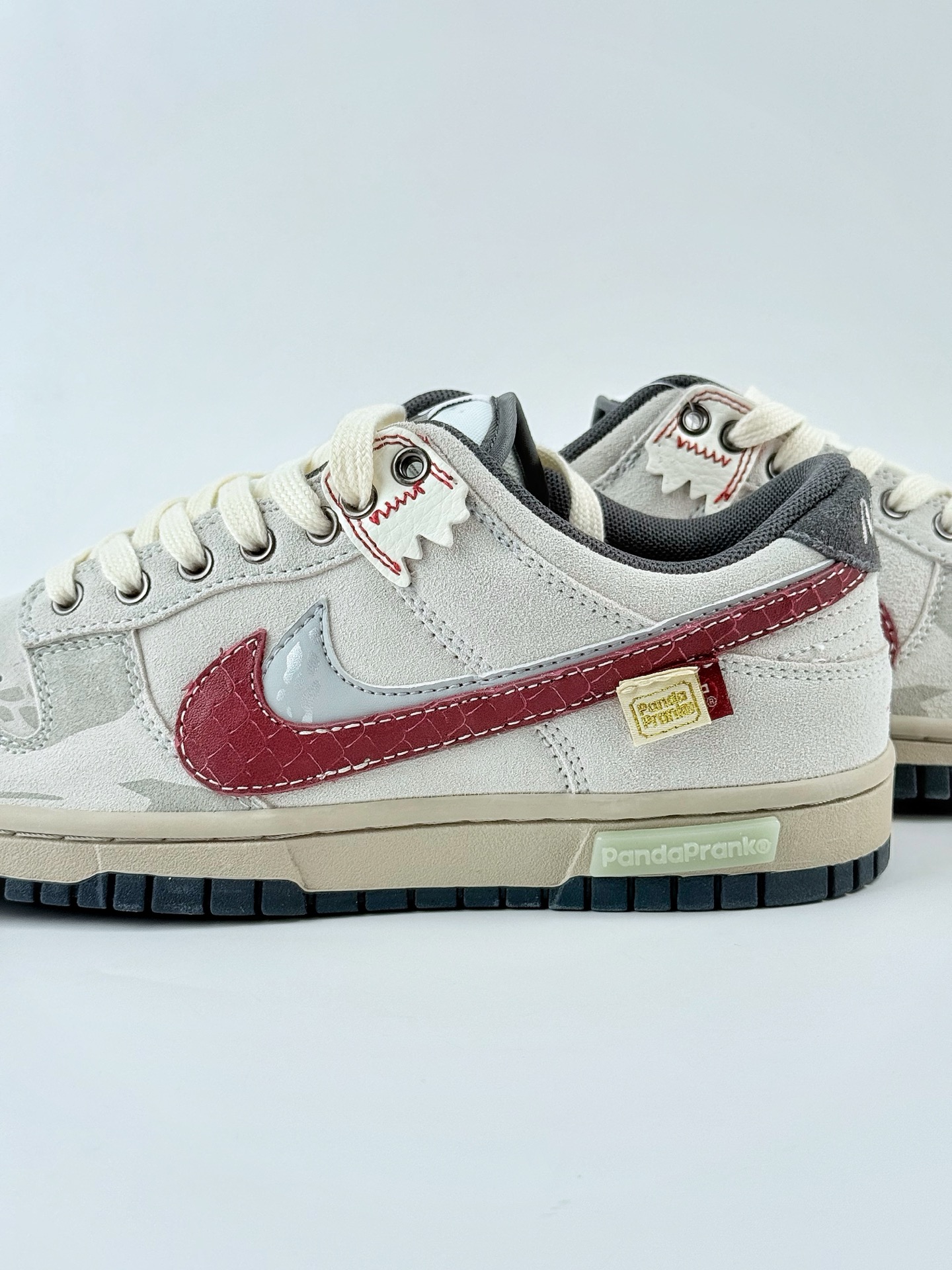 Nike SB Dunk Low ”Double Swoosh” 熊猫恶作剧 CNY蛇年 HV1800-101