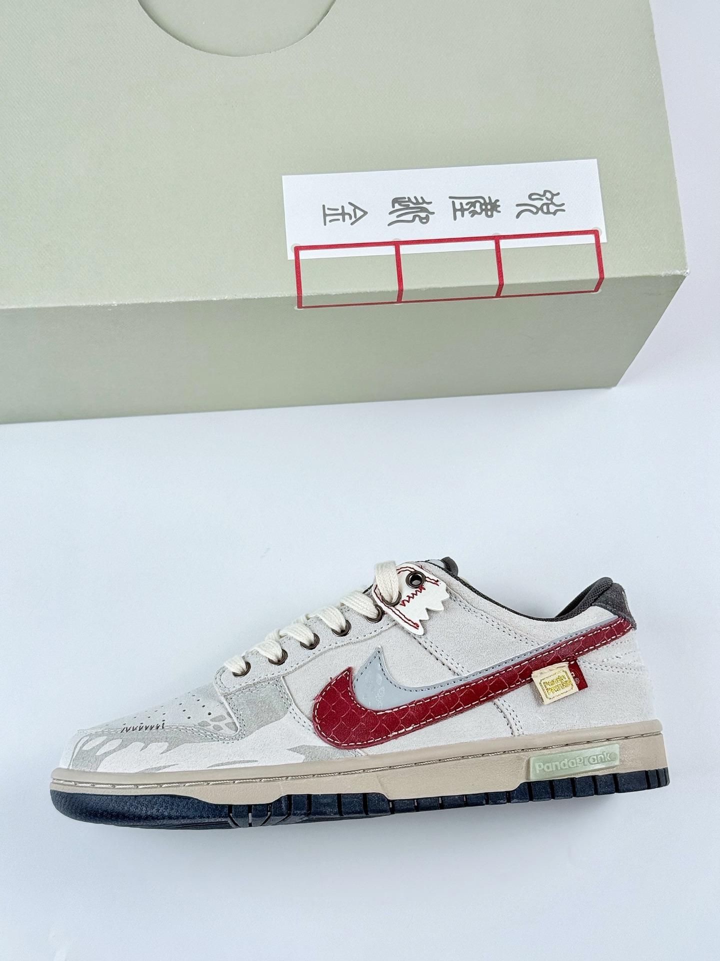 Nike SB Dunk Low ”Double Swoosh” 熊猫恶作剧 CNY蛇年 HV1800-101
