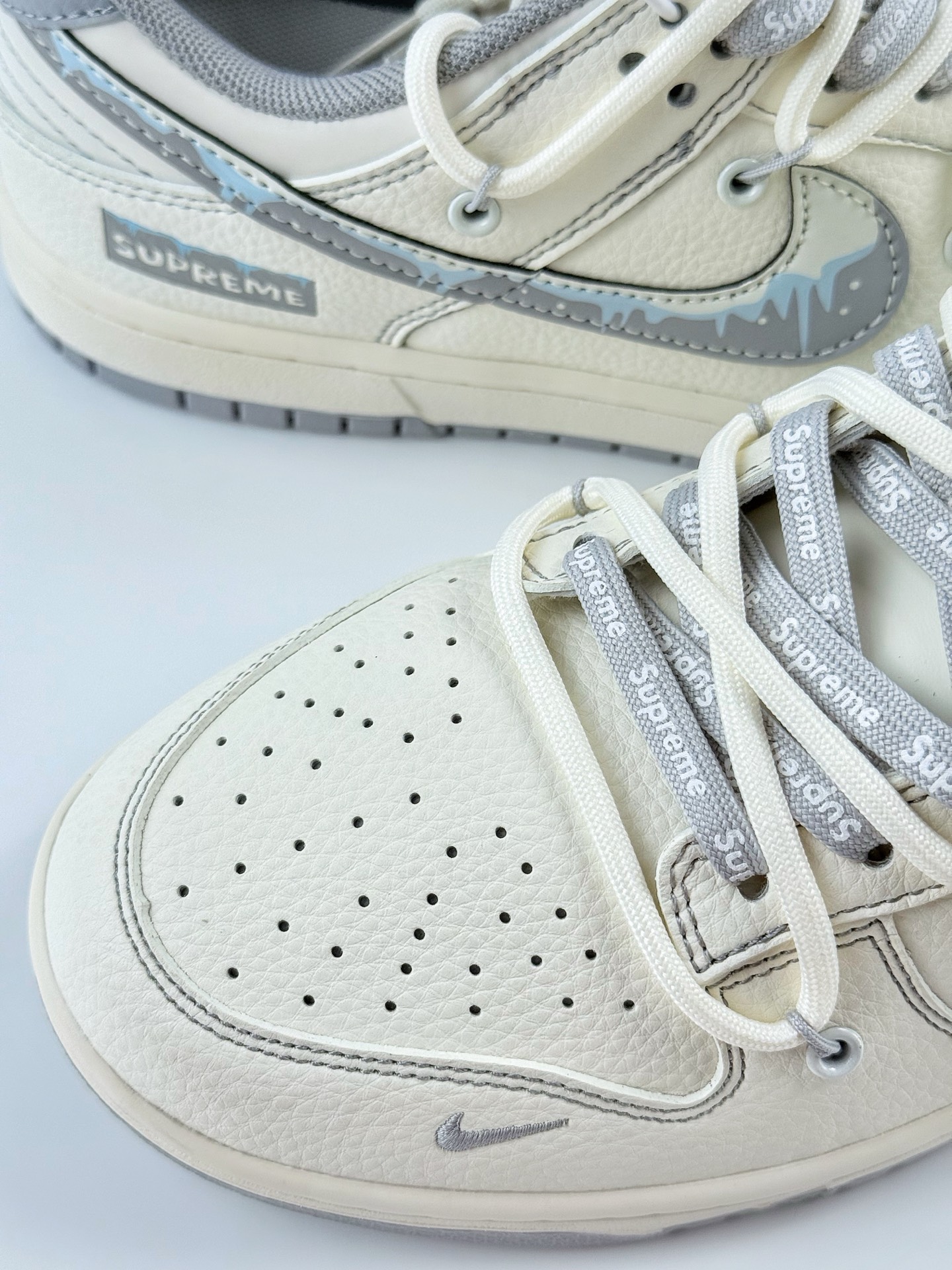 Nike SB Dunk Low x Supreme 白灰小钩绑带 DM6868-080