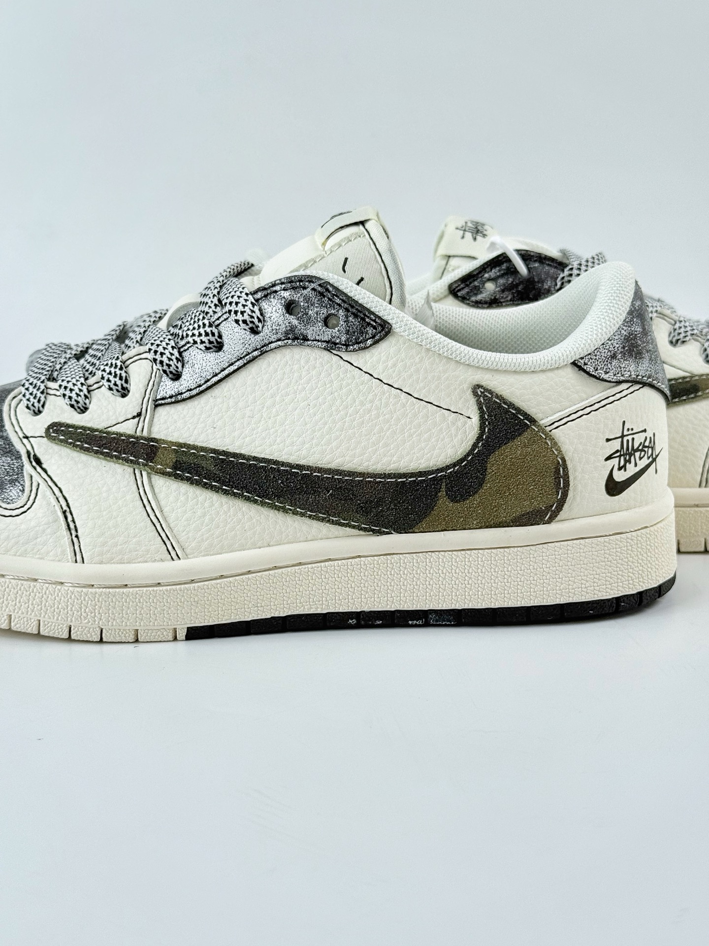 Travis Scott x Nike Air Jordan 1 Low x Stussy Air Jordan 1 Low 反转白黑小钩满天星倒钩 XS7089-548