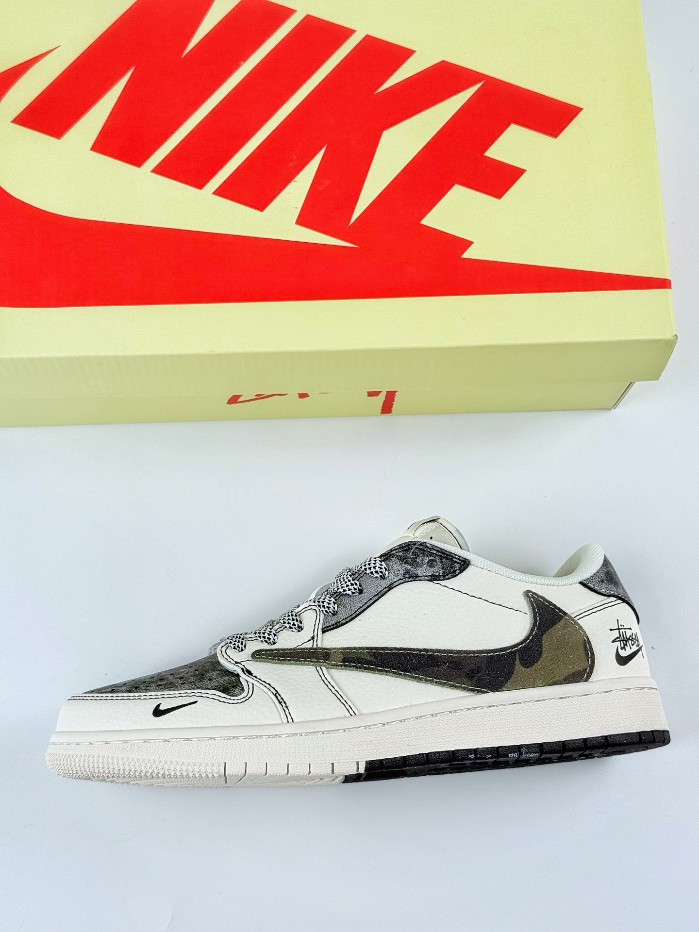 Travis Scott x Nike Air Jordan 1 Low x Stussy Air Jordan 1 Low 反转白黑小钩满天星倒钩 XS7089-548