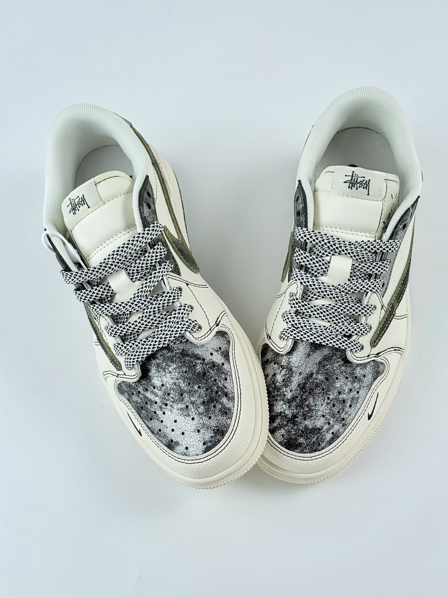 Travis Scott x Nike Air Jordan 1 Low x Stussy Air Jordan 1 Low 反转白黑小钩满天星倒钩 XS7089-548