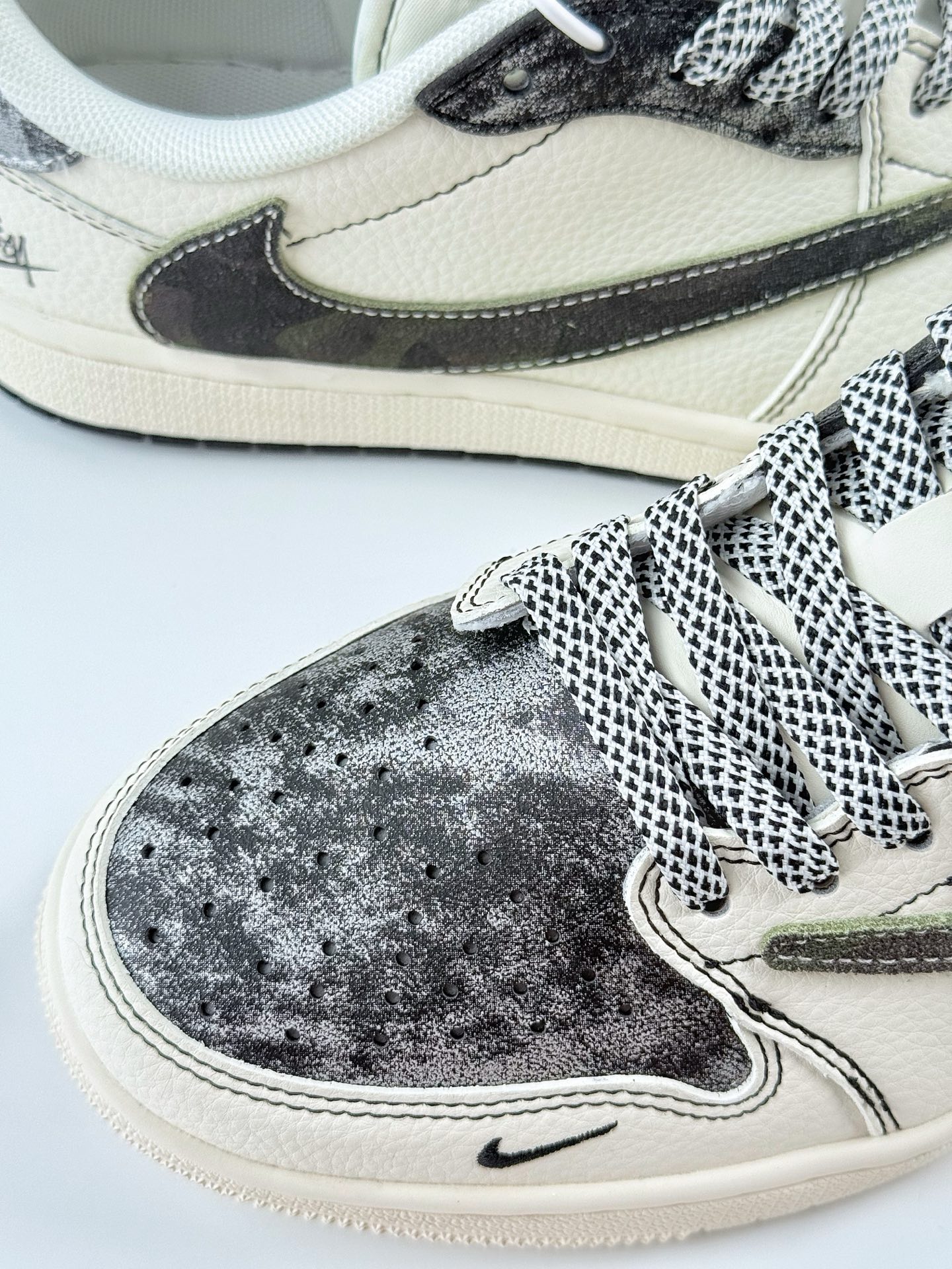 Travis Scott x Nike Air Jordan 1 Low x Stussy Air Jordan 1 Low 反转白黑小钩满天星倒钩 XS7089-548